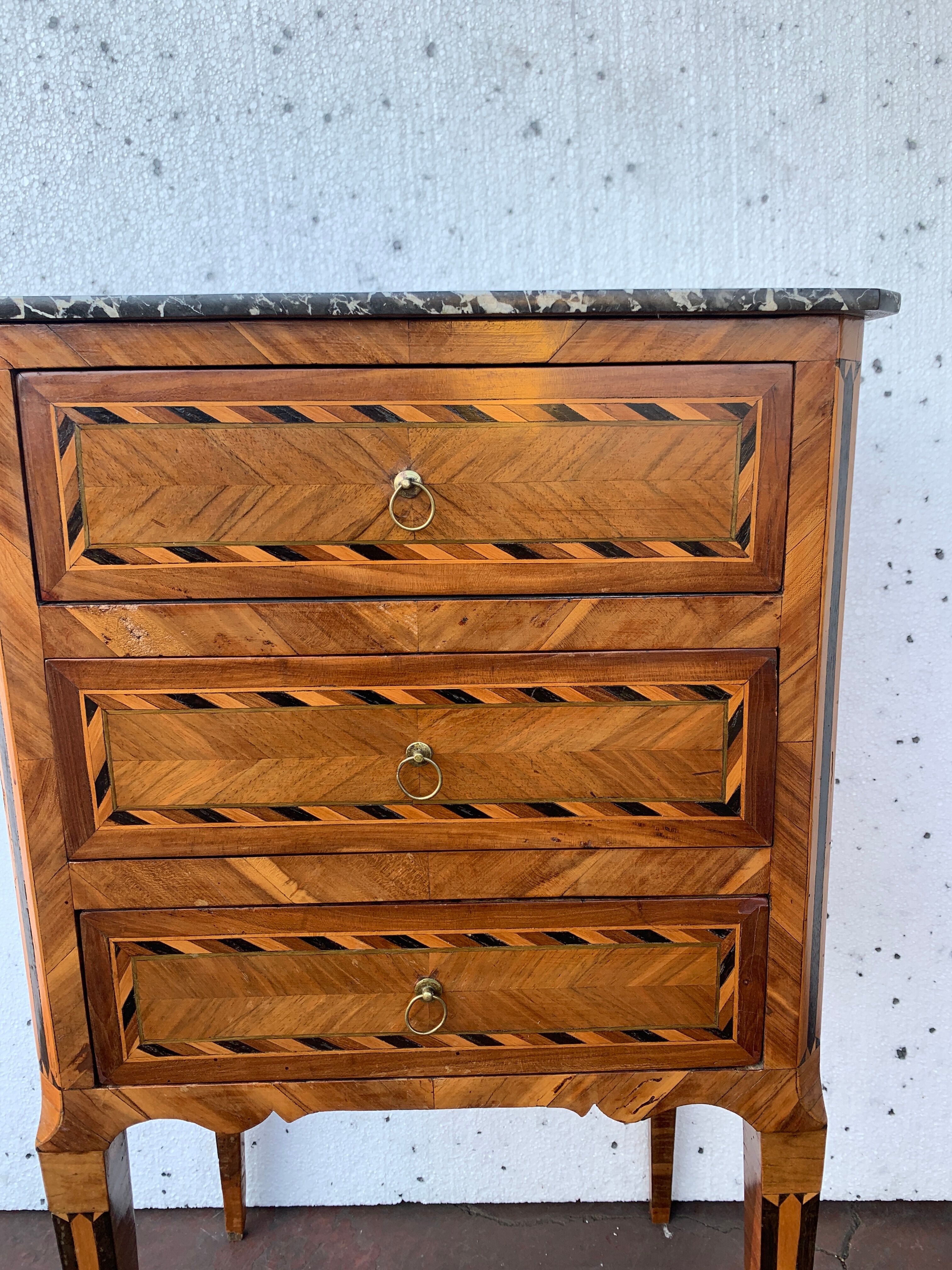 Small chest of drawers of Louis XVI style in veneer wood
