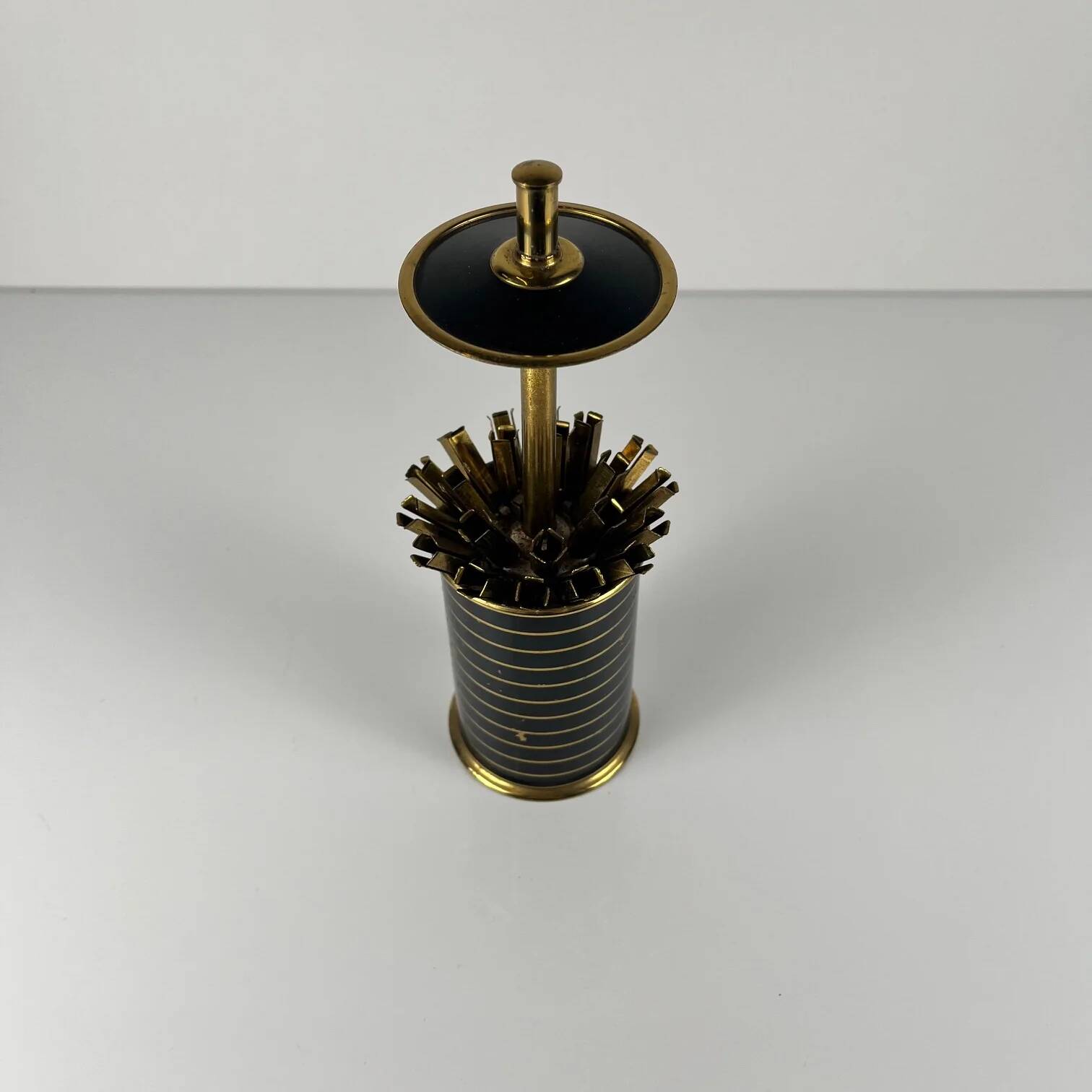 Distributeur, porte-cigarettes en métal noir et doré, 1960-70