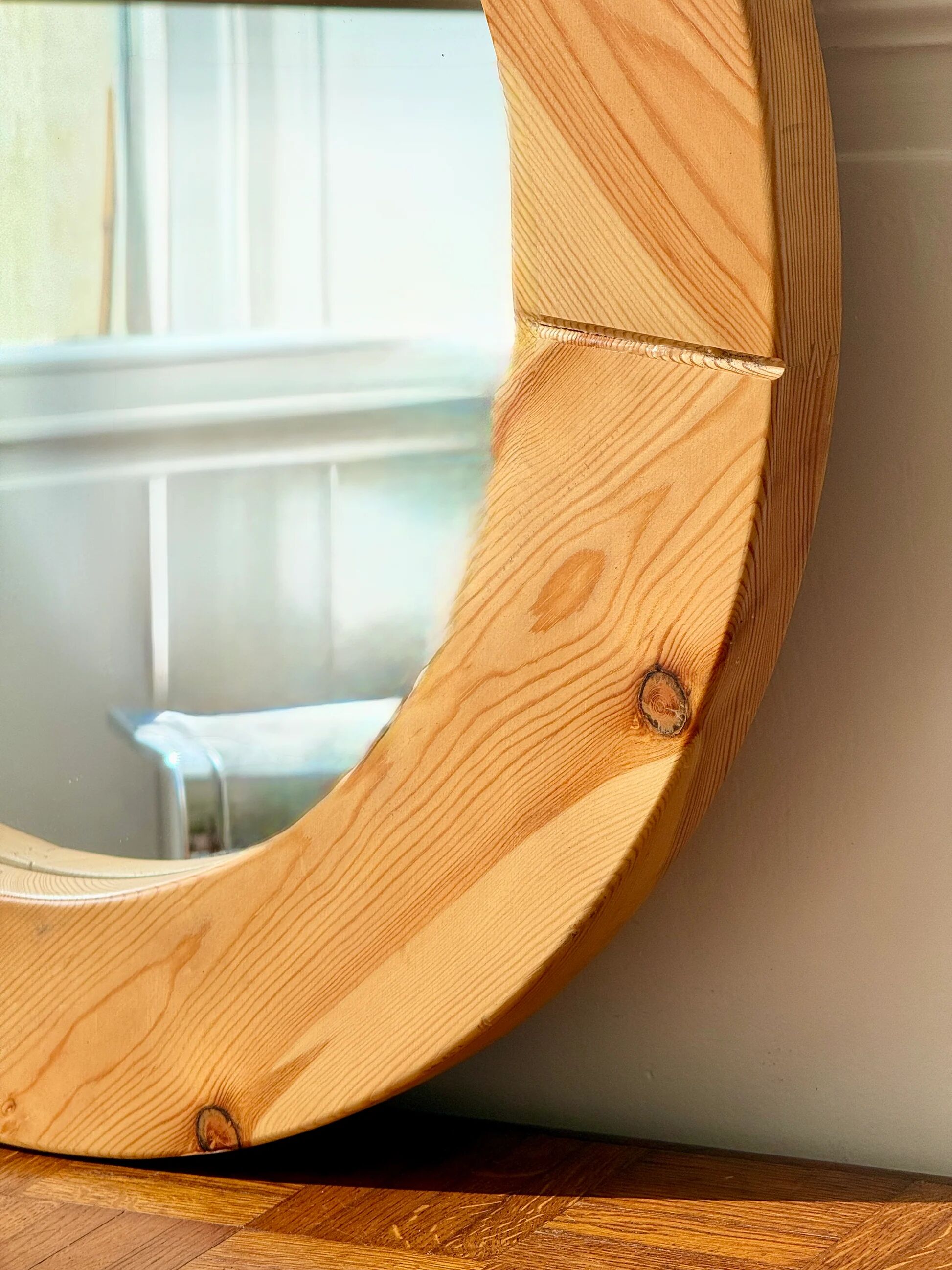 Round mirror in raw wood