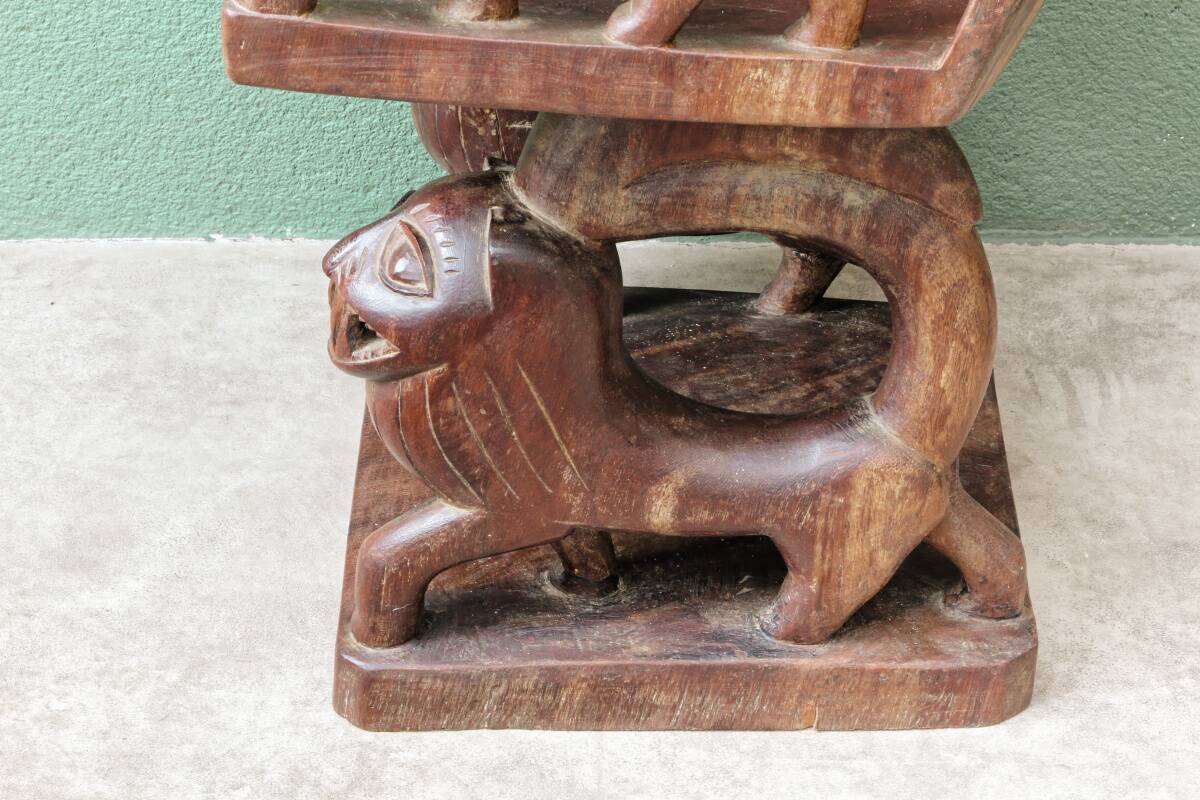 Siège africain monoxyle en bois sculpté