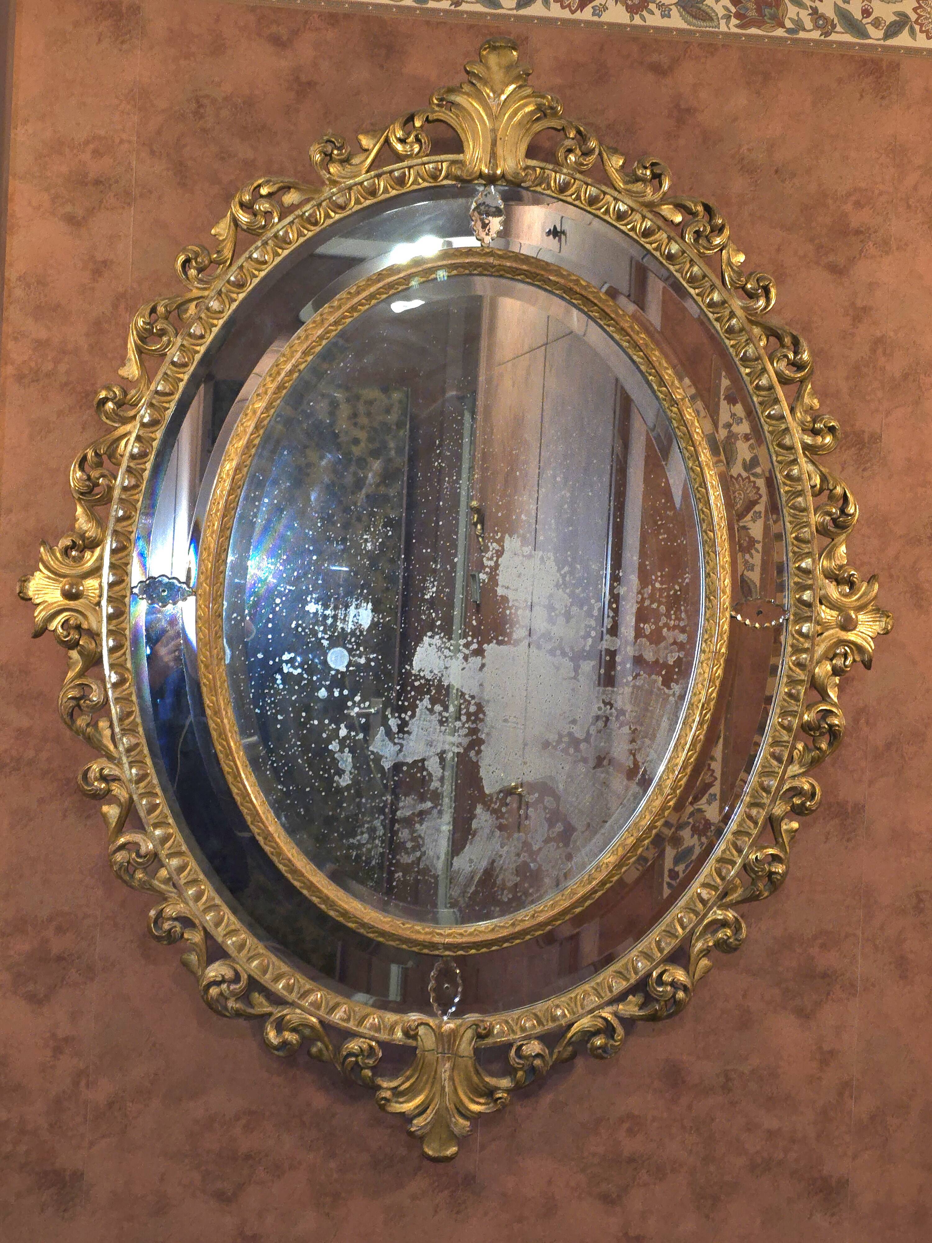 Oval mirror in gilded wood