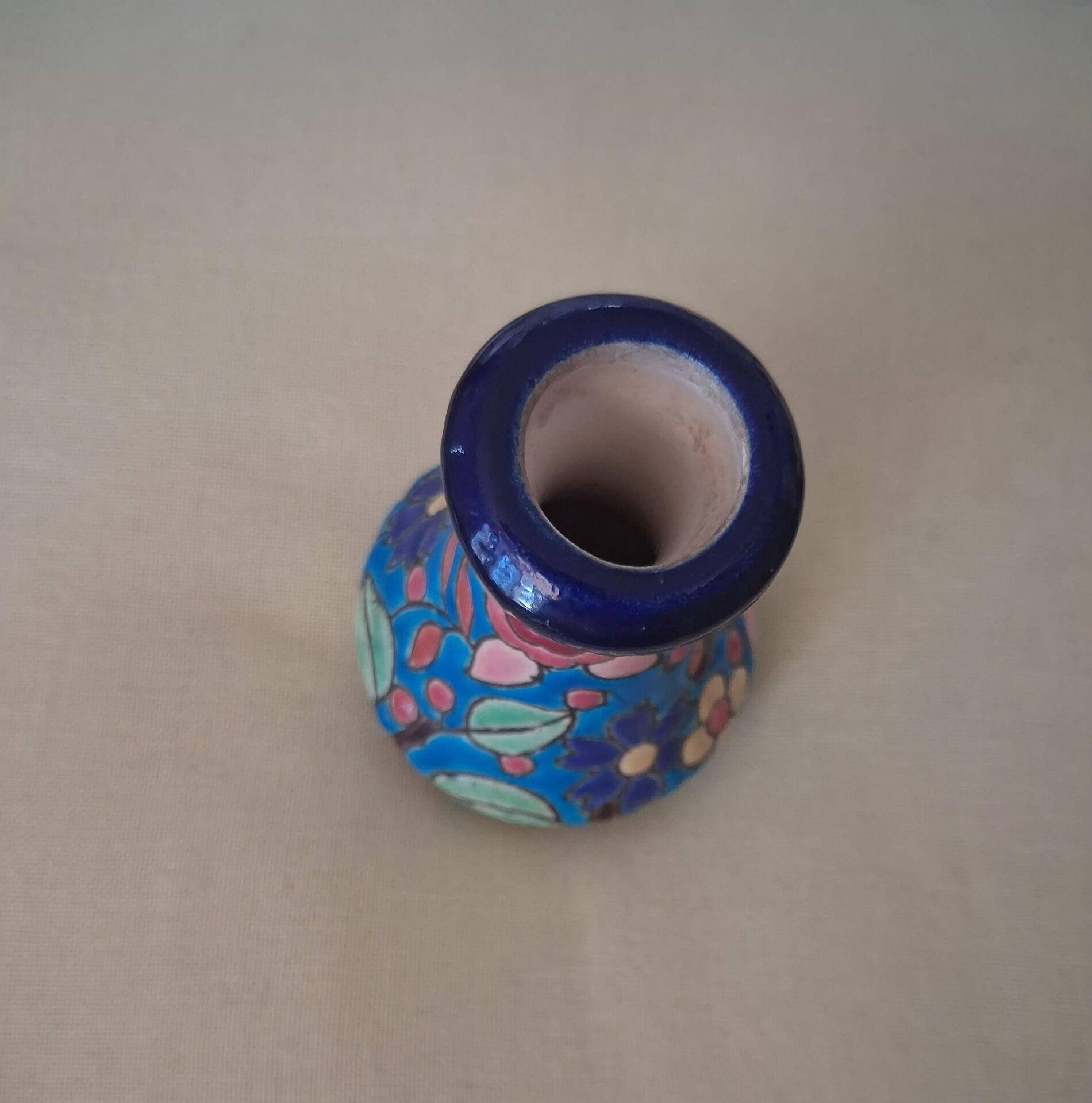 Vase miniature soliflore en Émaux de Longwy — Décor floral peint à la