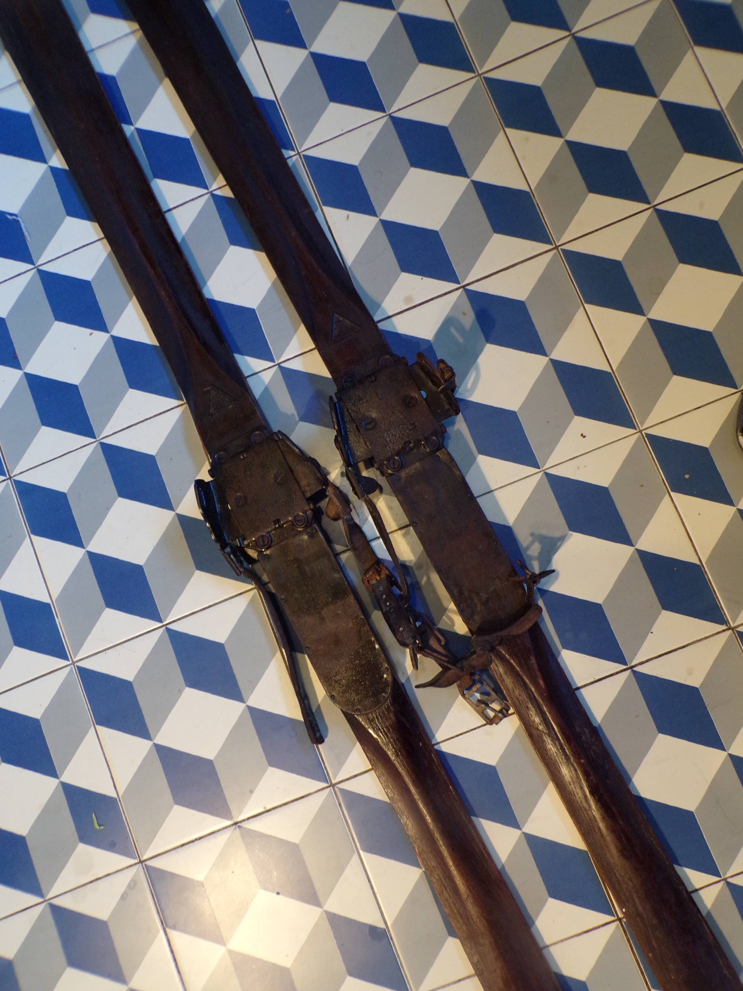 Paire de skis vintage en bois L=1.88m