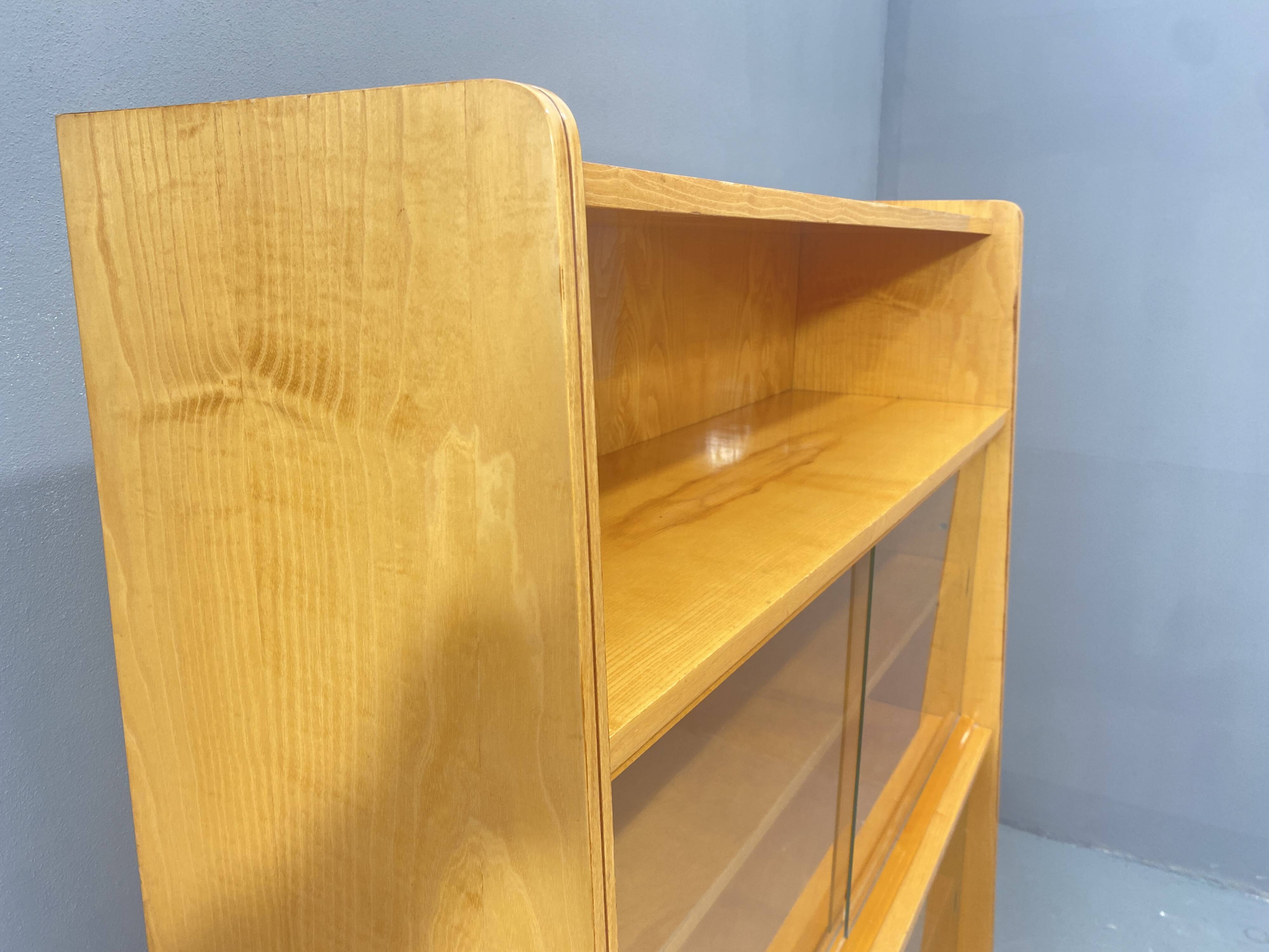 Bibliothèque vintage en noyer par František Jirák, 1960, Tchécoslovaquie