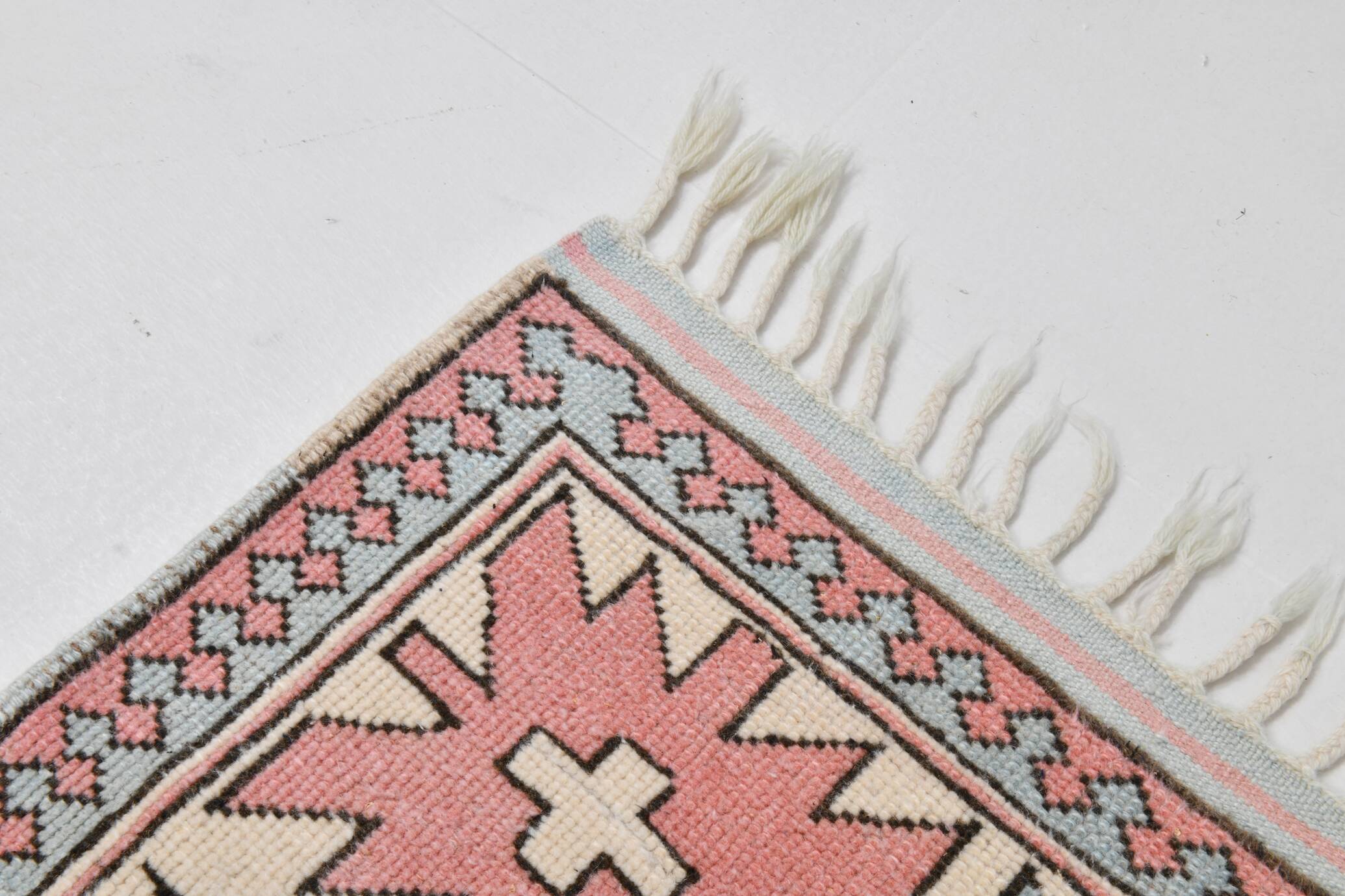 Grand tapis kilim 286x208, tons rose et bleu, motifs tribaux vintage