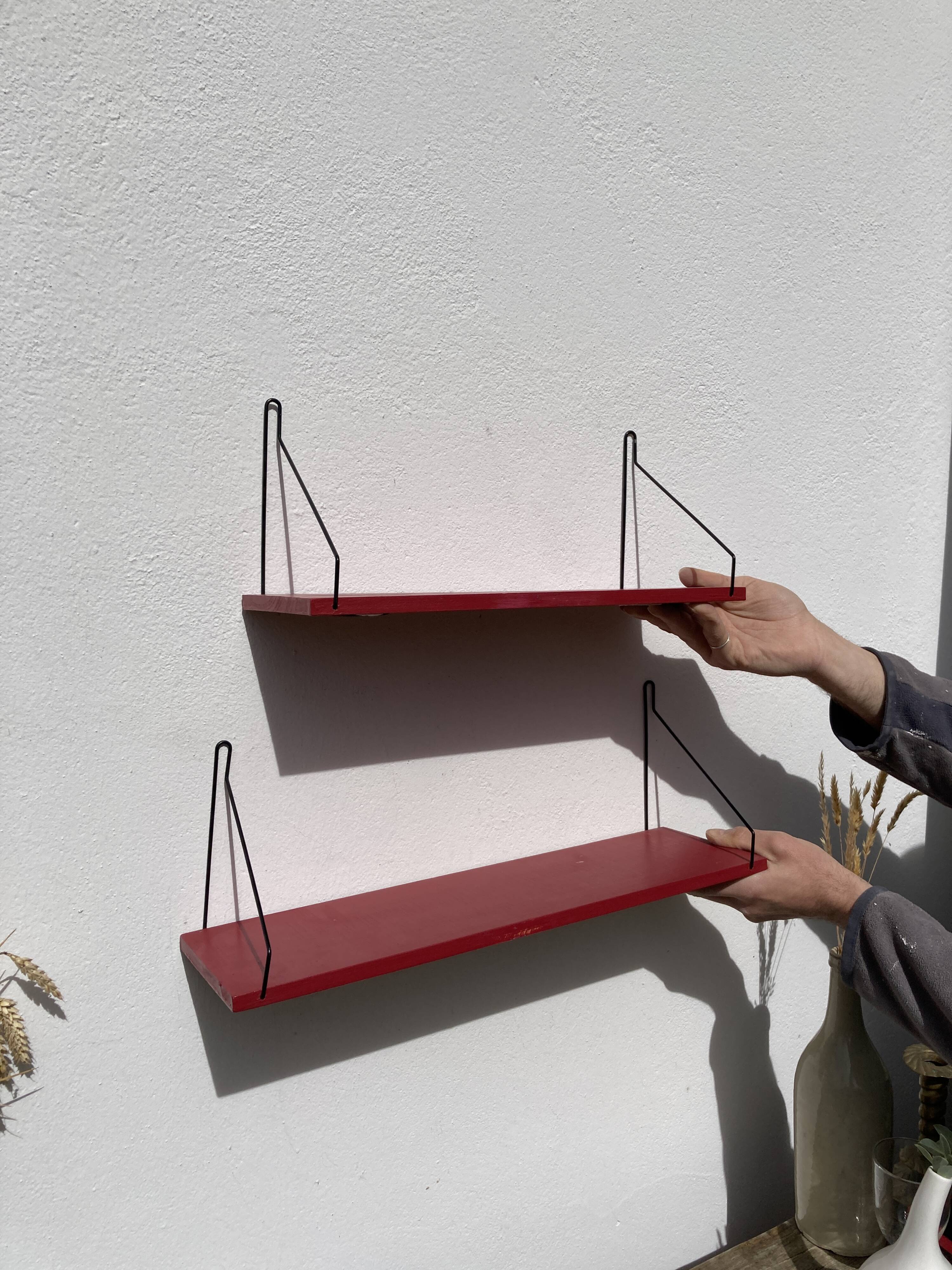Duo of wall shelves in vintage red and black wood  1970.