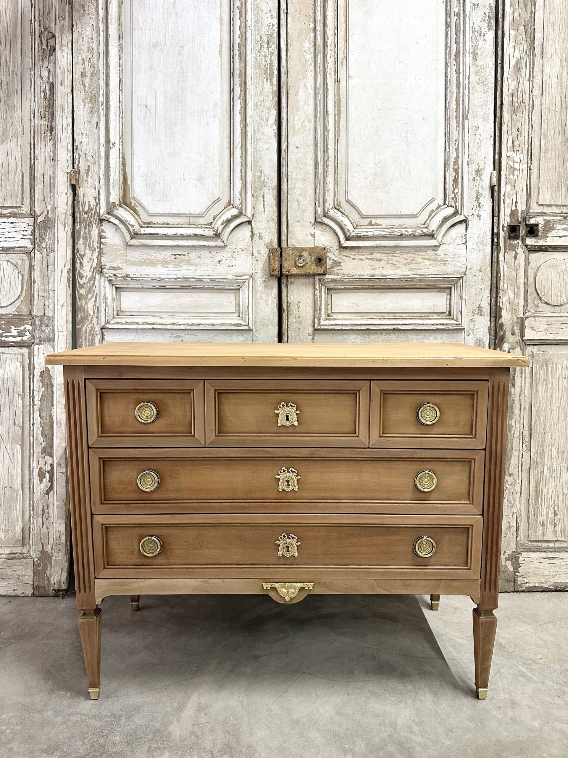 Commode Louis XVI en merisier clair vers 1970