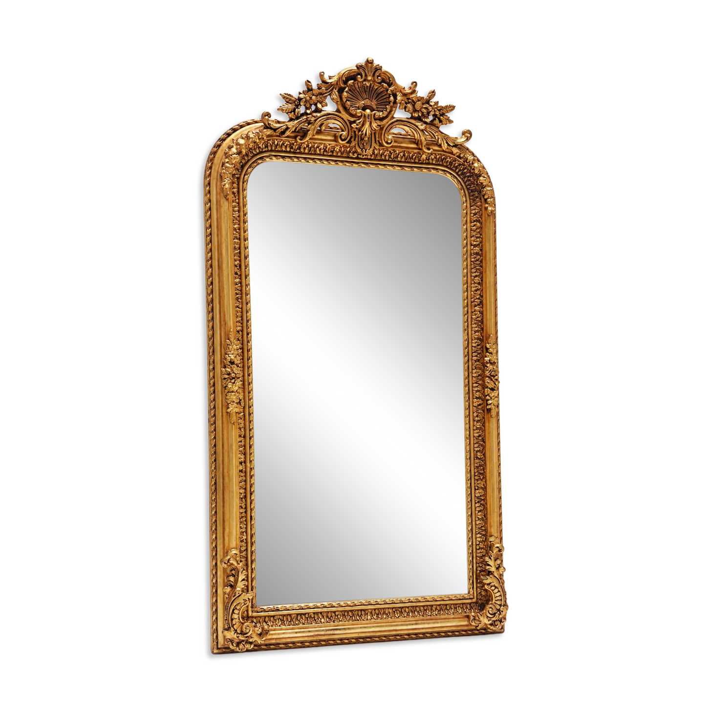 Grand miroir baroque en or avec un crête orné.