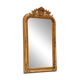 Grand miroir baroque en or avec un crête orné.