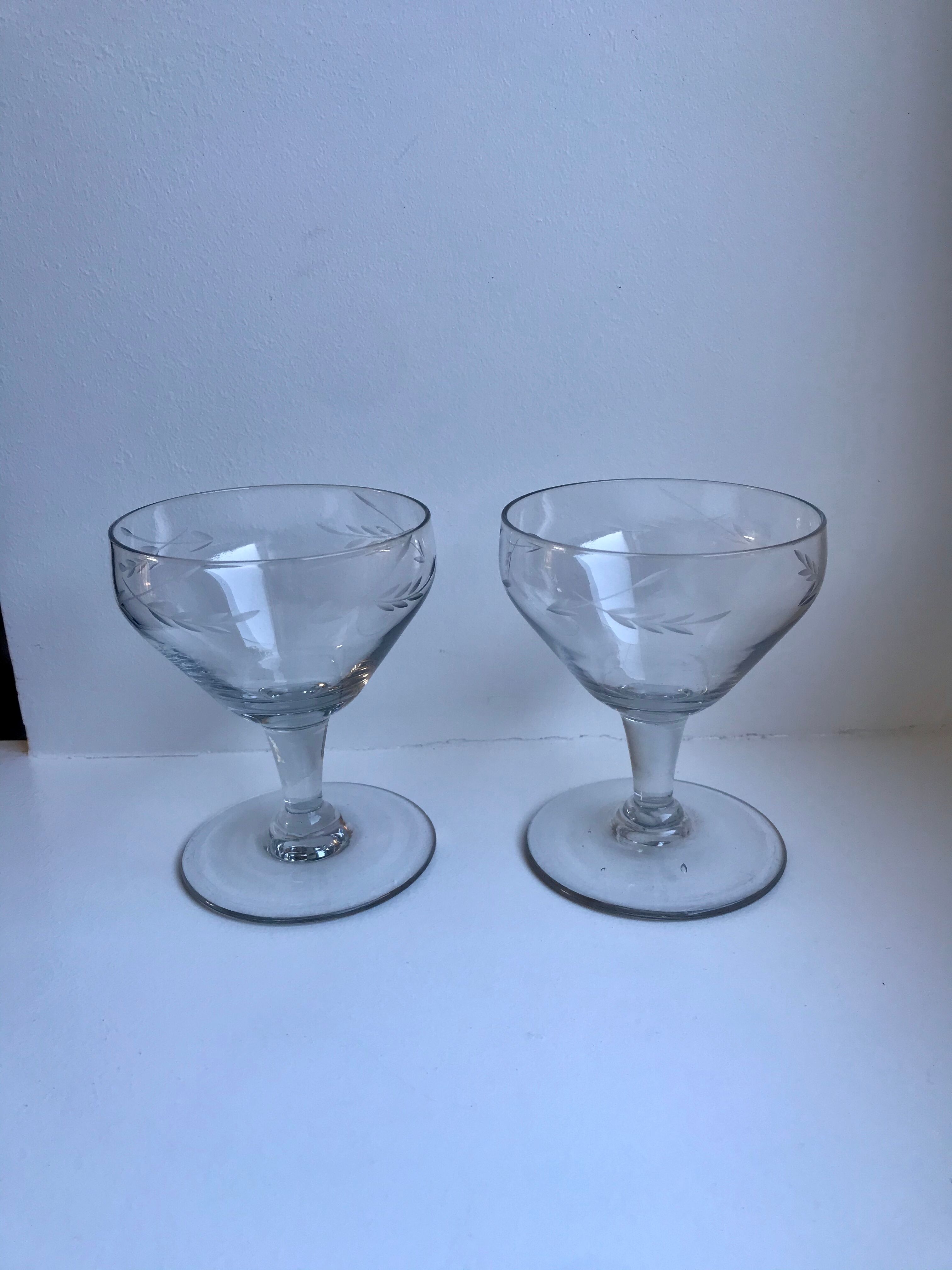 Set of 8 champagne glasses in crystal engraved 50s