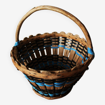 Wooden basket with vintage round handle, blue and black braiding