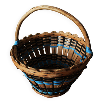Wooden basket with vintage round handle, blue and black braiding