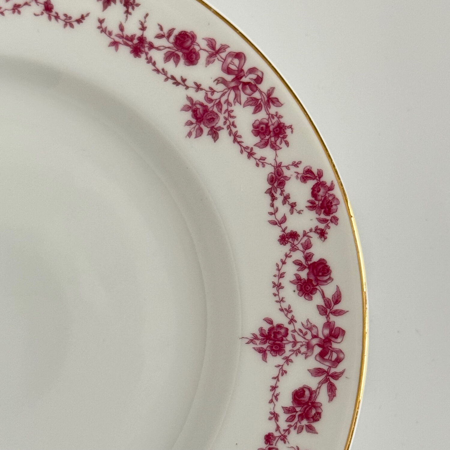 Cake stand | EPIAG | pink/purple ribbons/bows and garlands