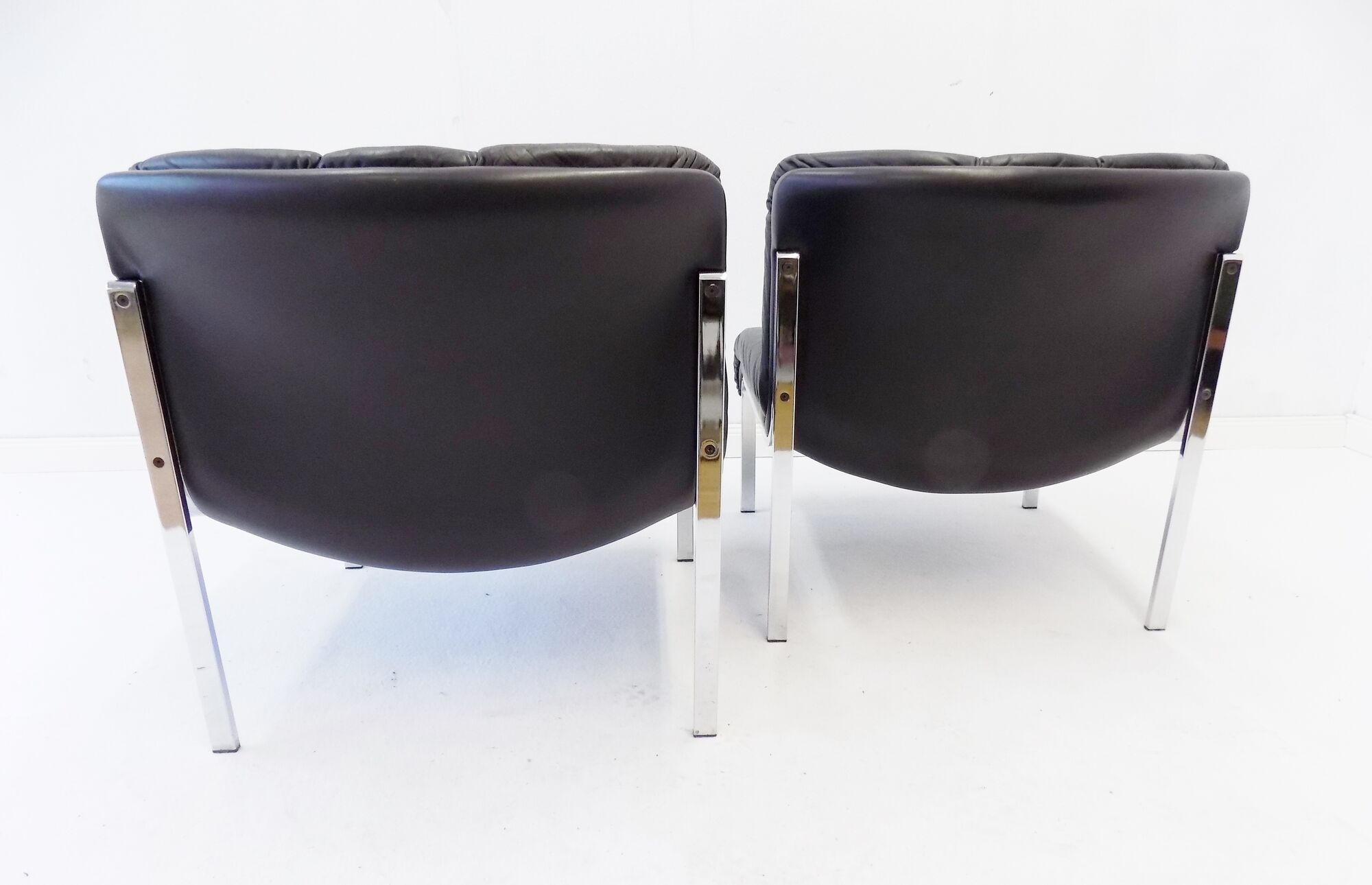 Eurochair set of 2 black leather lounge chairs by Girsberger