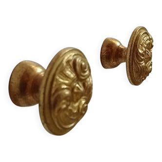 Paire de petits boutons de meuble ancien en bronze Louis XV