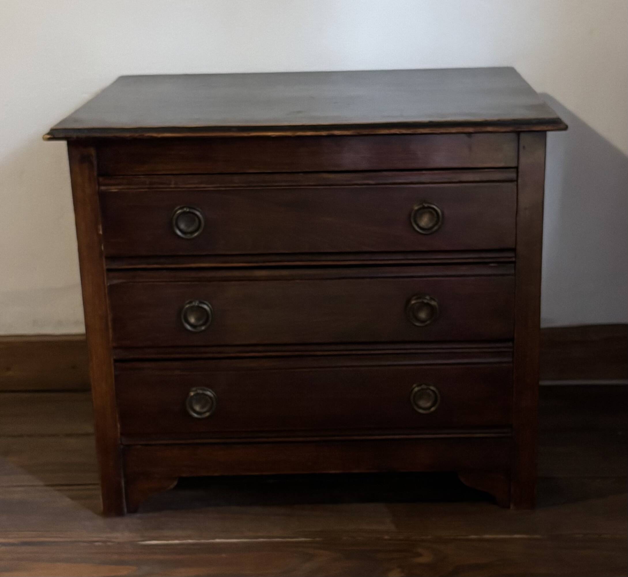 Petite commode ancienne en hêtre 3 tiroirs France Fin XIXe/début XXe