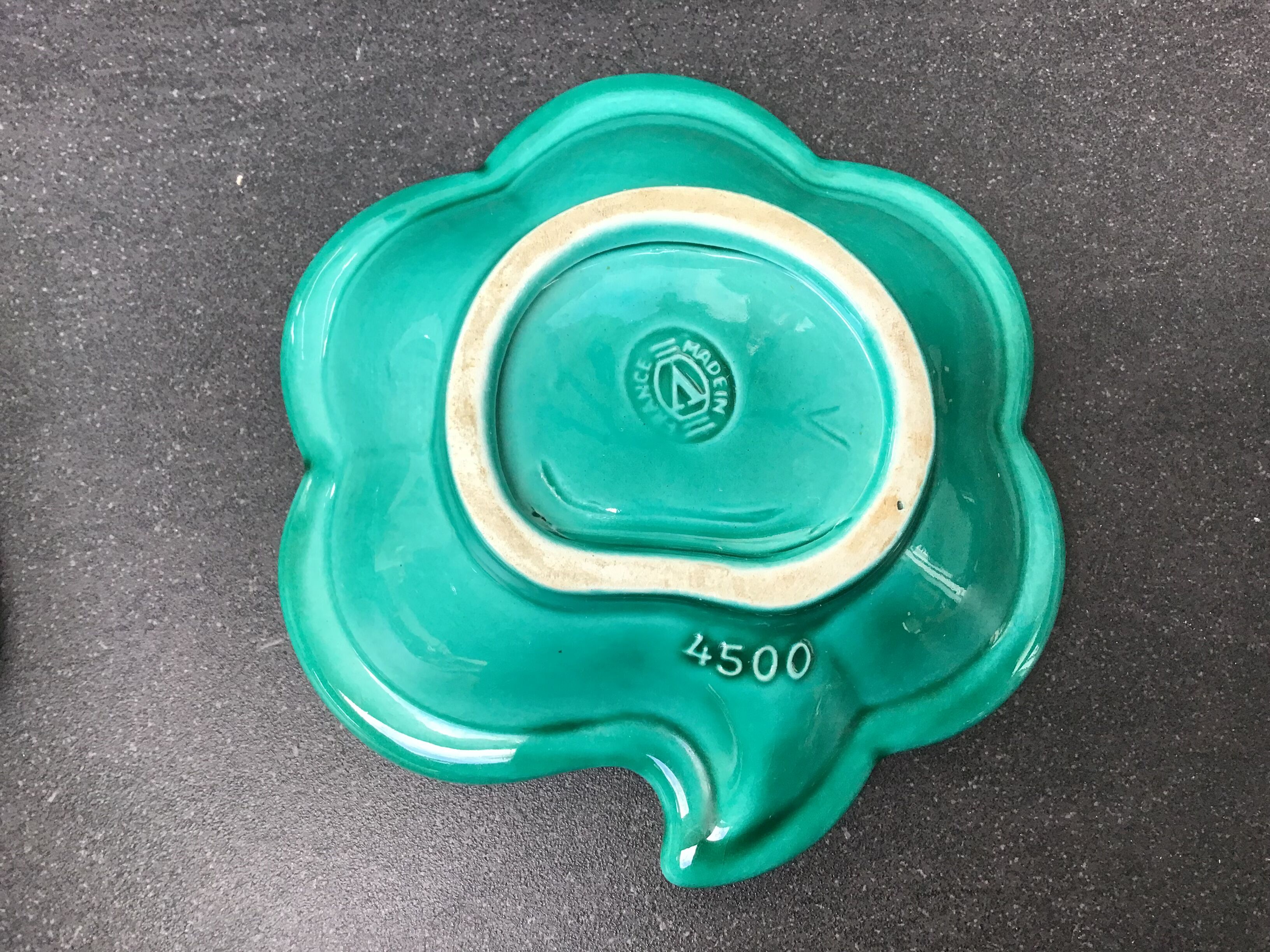Verceram butter dish in the shape of a leaf, with its knife