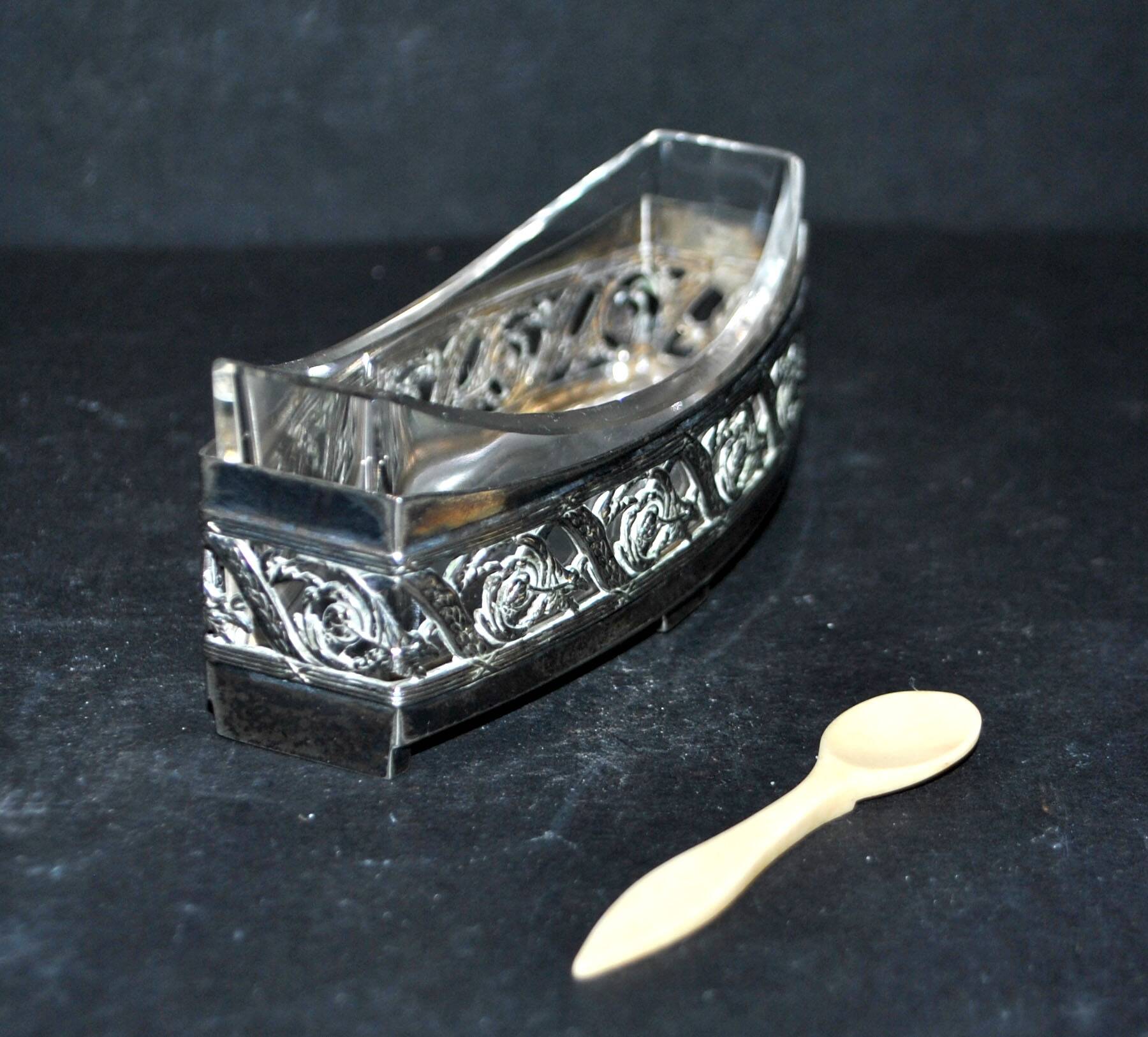 Empire salt shaker in silver metal ALPACA Saleron Napoléon III shuttle laurel frieze