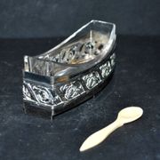 Empire salt shaker in silver metal ALPACA Saleron Napoléon III shuttle laurel frieze