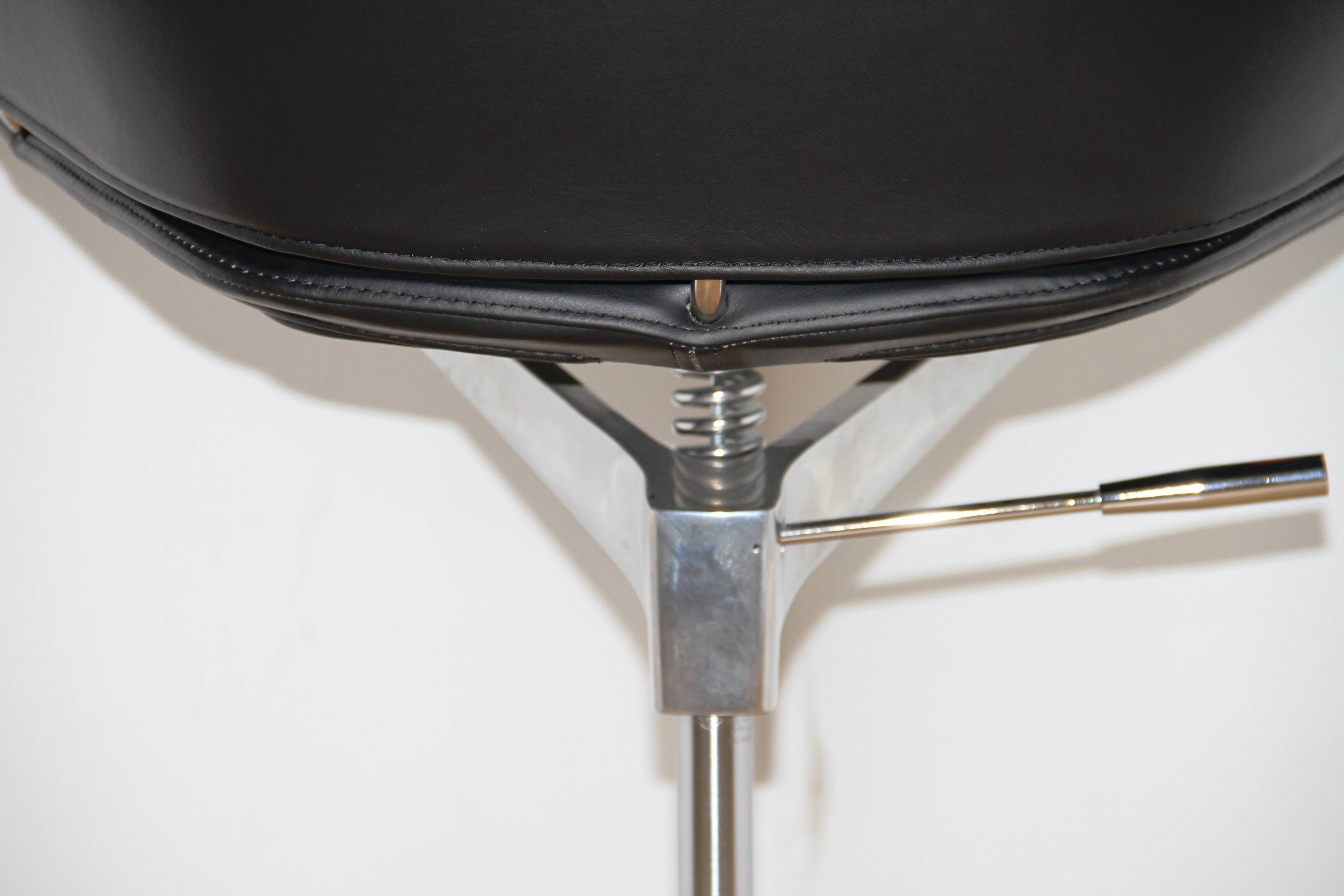 Pair of office chairs, Arper