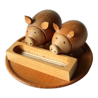 Salière et poivrière en bois faite à la main en forme de porc sur un plateau 1950