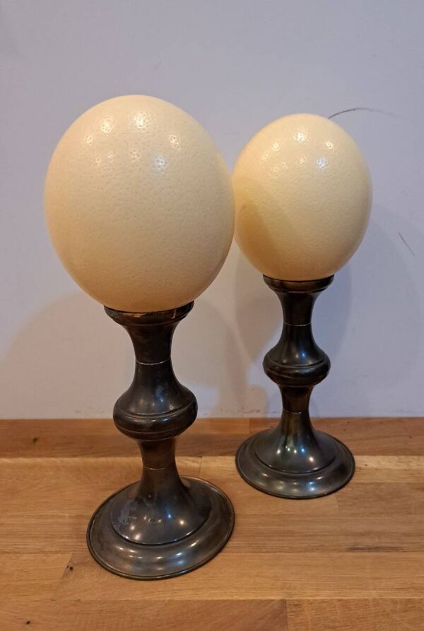 paire d'oeufs d'autruche montée sur socel en métal