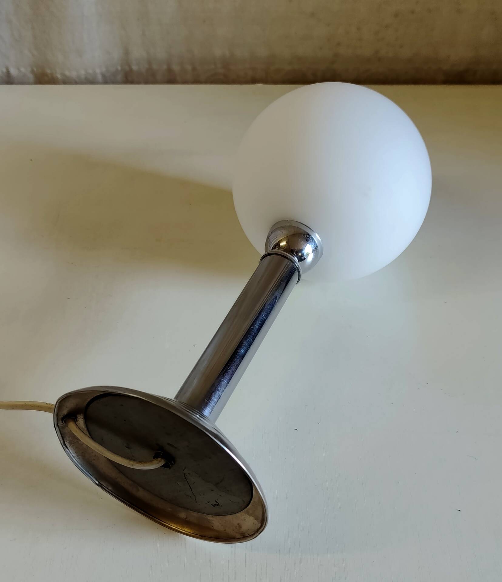 Bauhaus table lamp in metal and opaline globe - 1930s/40s
