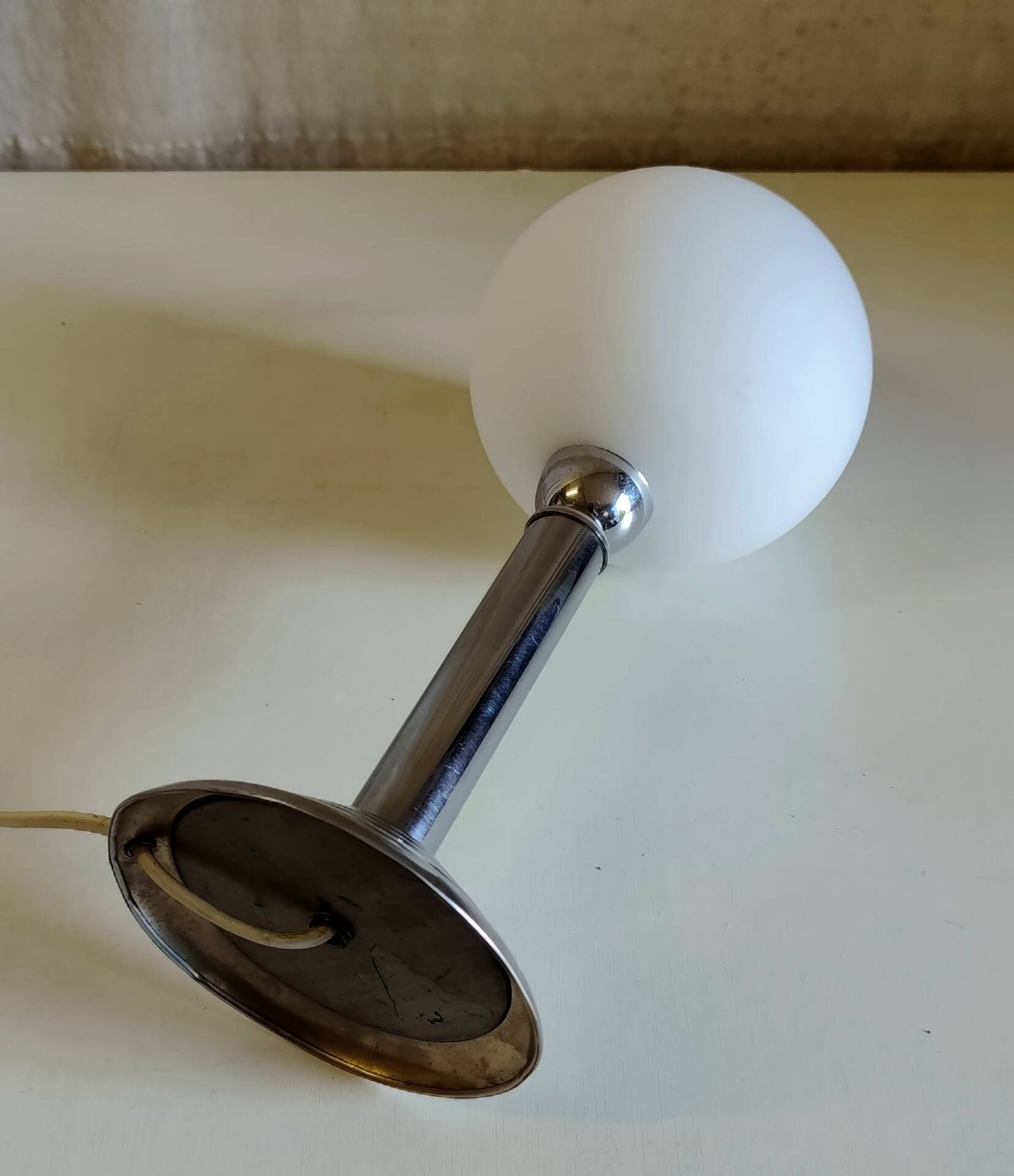 Bauhaus table lamp in metal and opaline globe - 1930s/40s