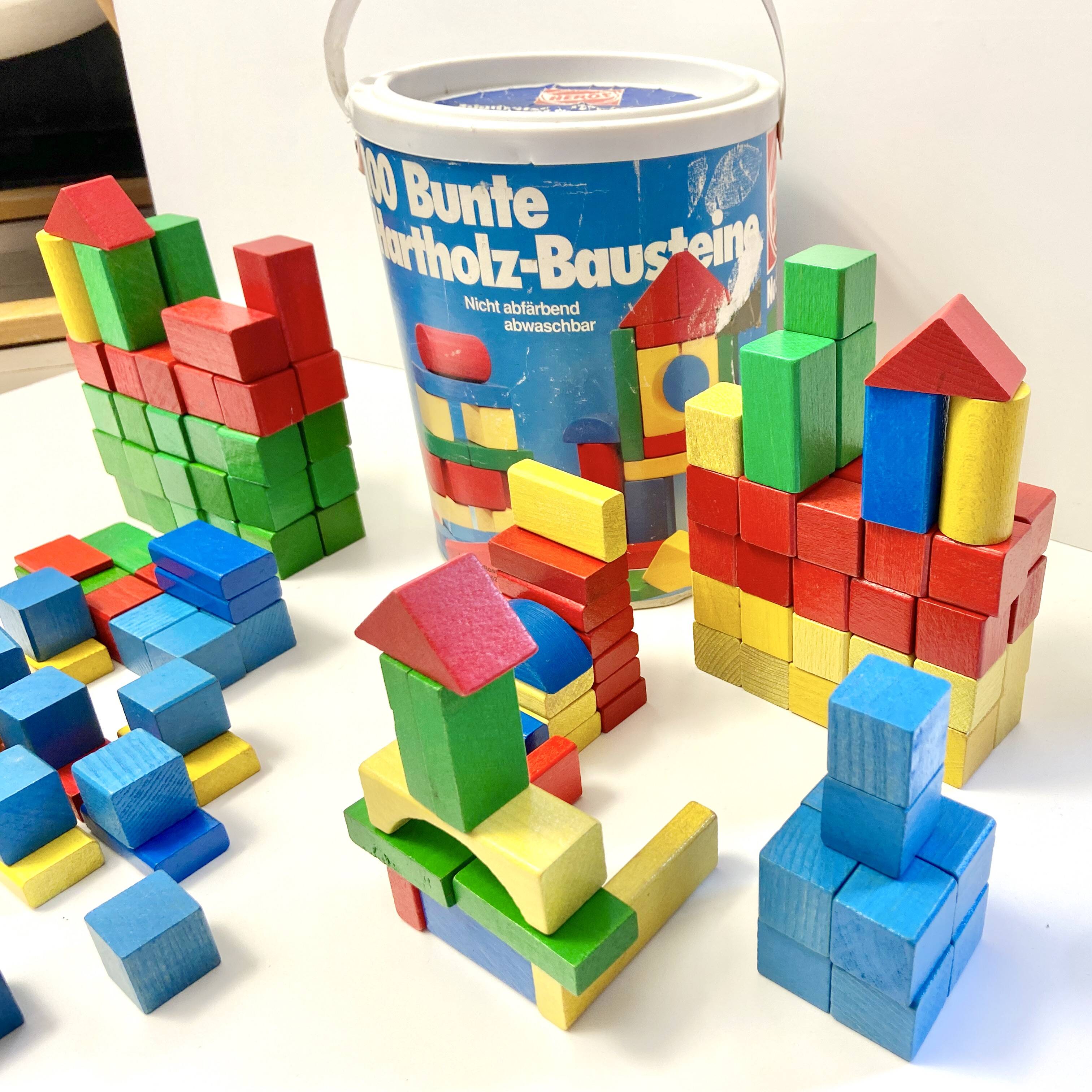 Old wooden construction game in its barrel - 178 colored cubes - heros