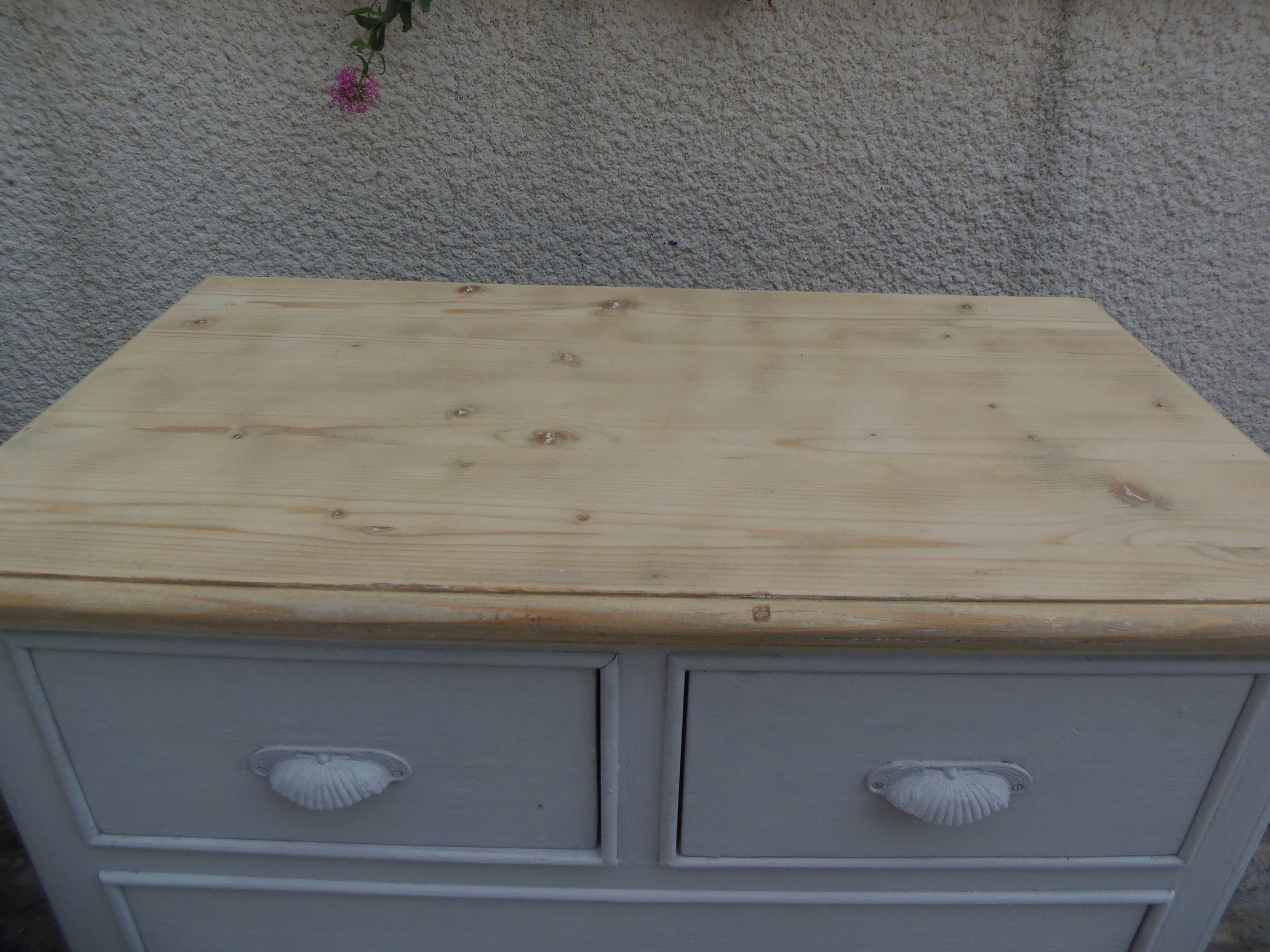 Beautifully crafted English chest of drawers, finished in pearl grey, with a wooden top.