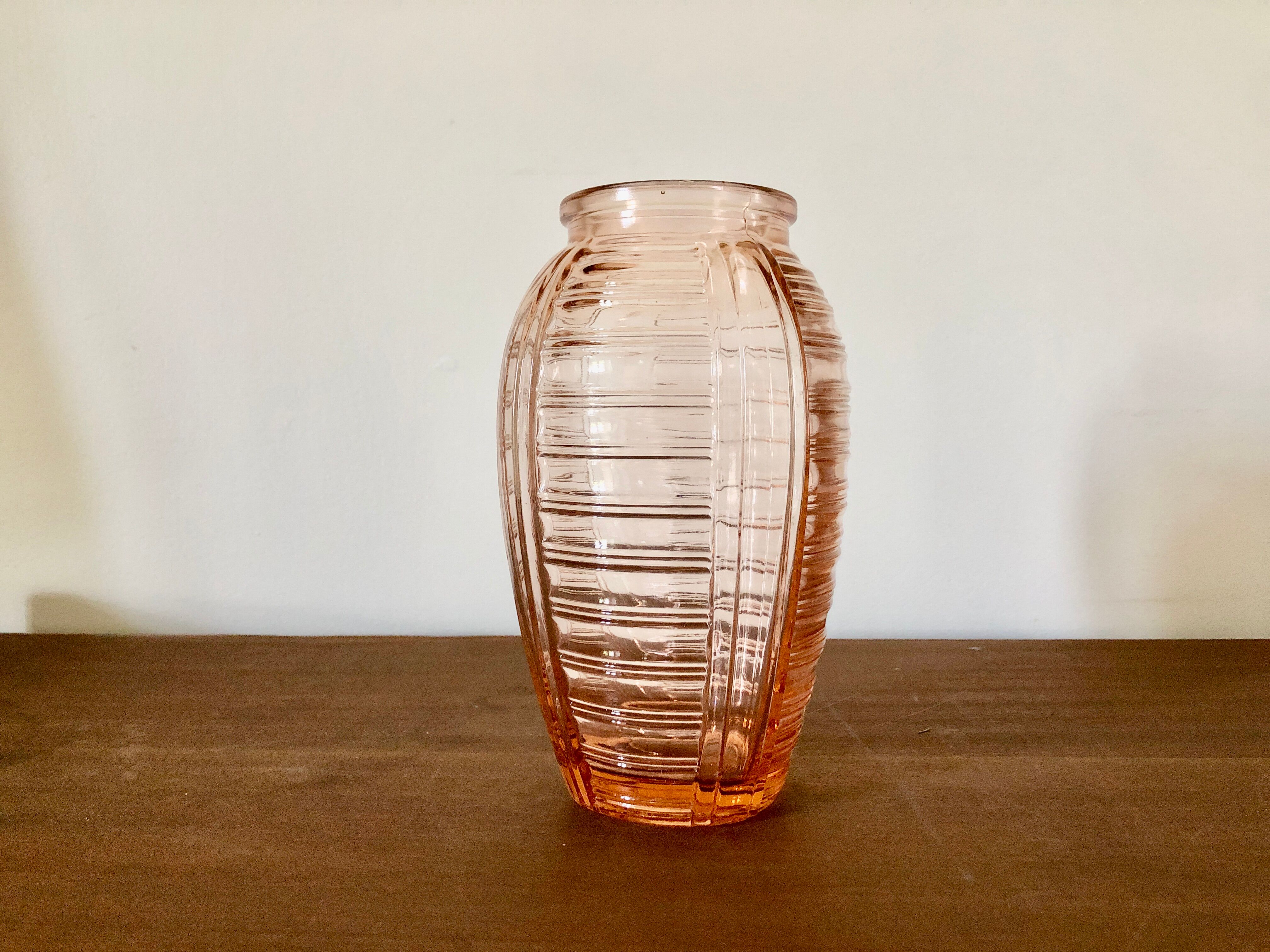 Vase en verre rose art déco