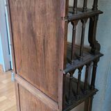 Etagère en noyer vitrée