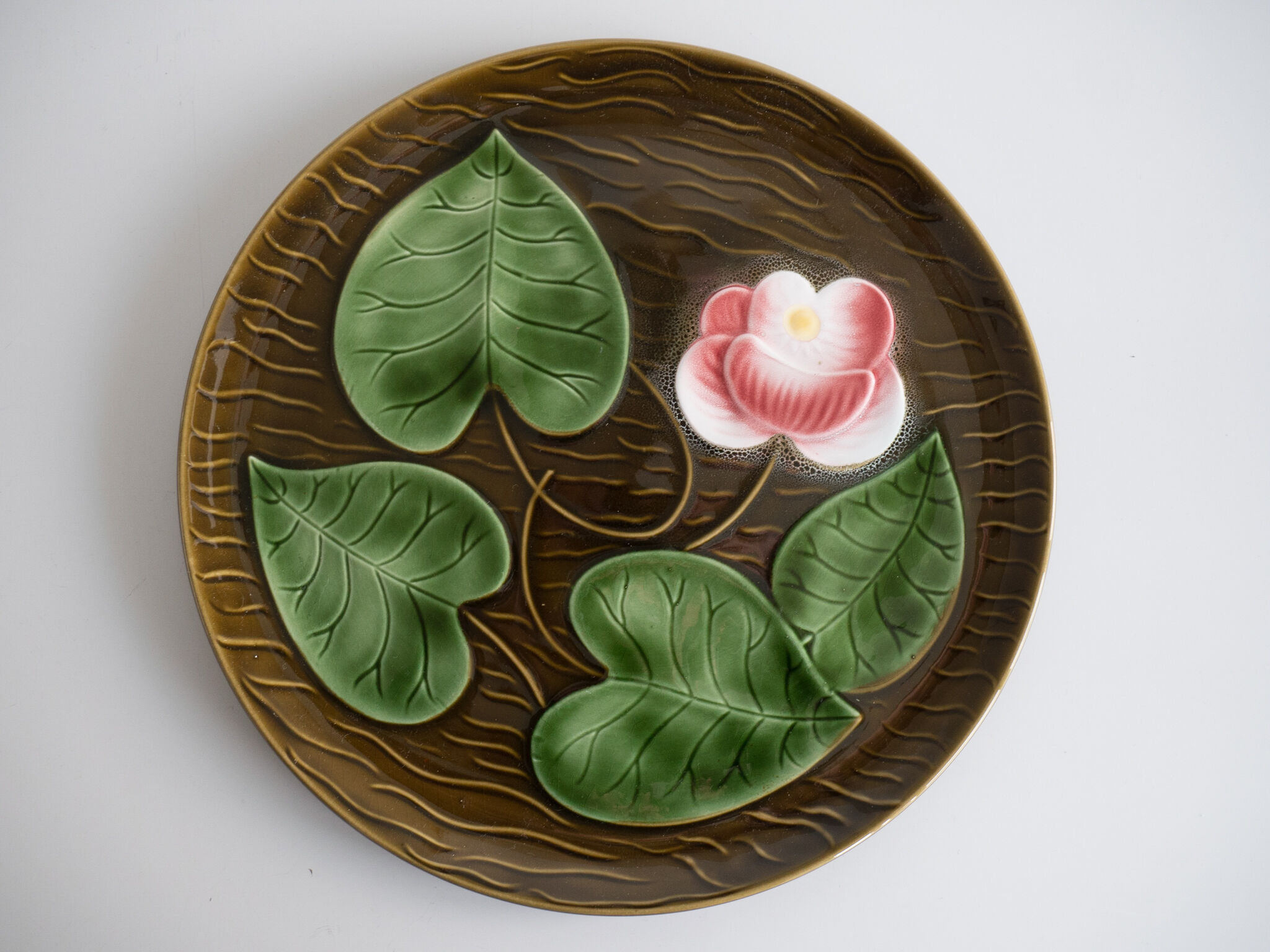 Flower-decorated dish