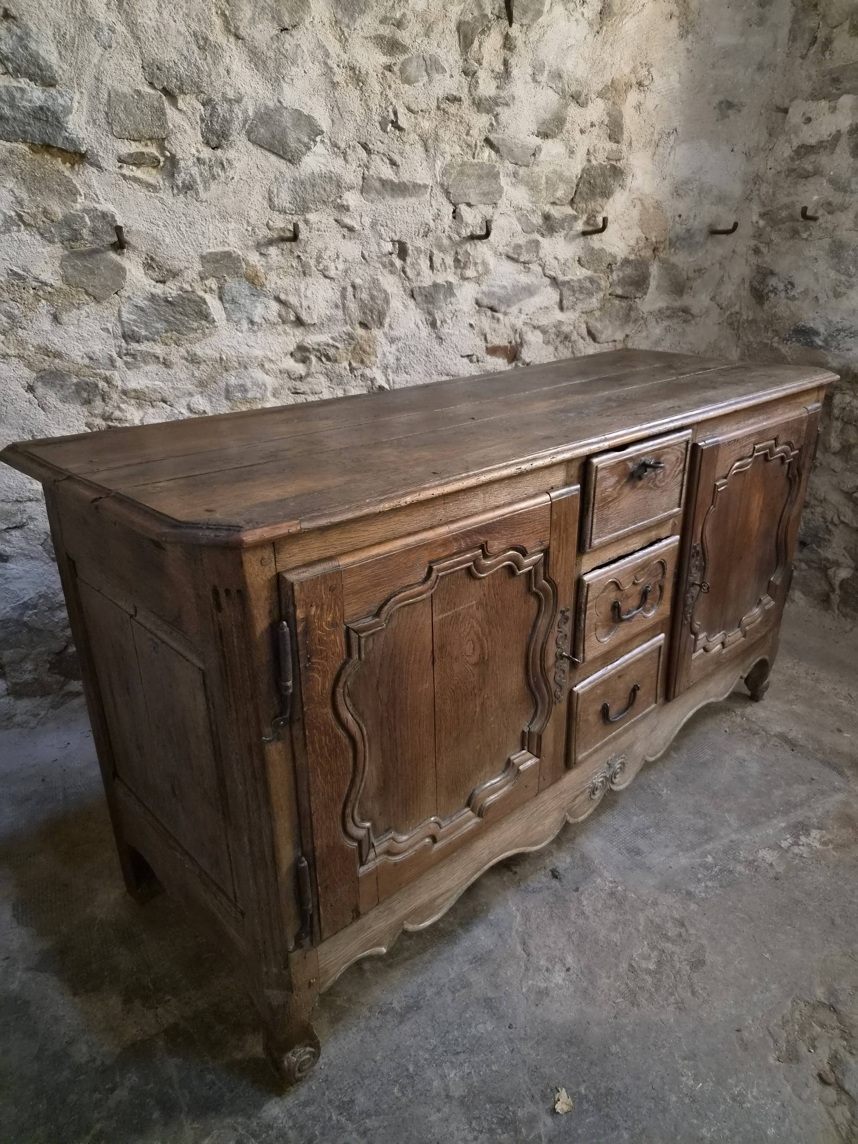 Grand oak buffet from the 18th century, Auvergne