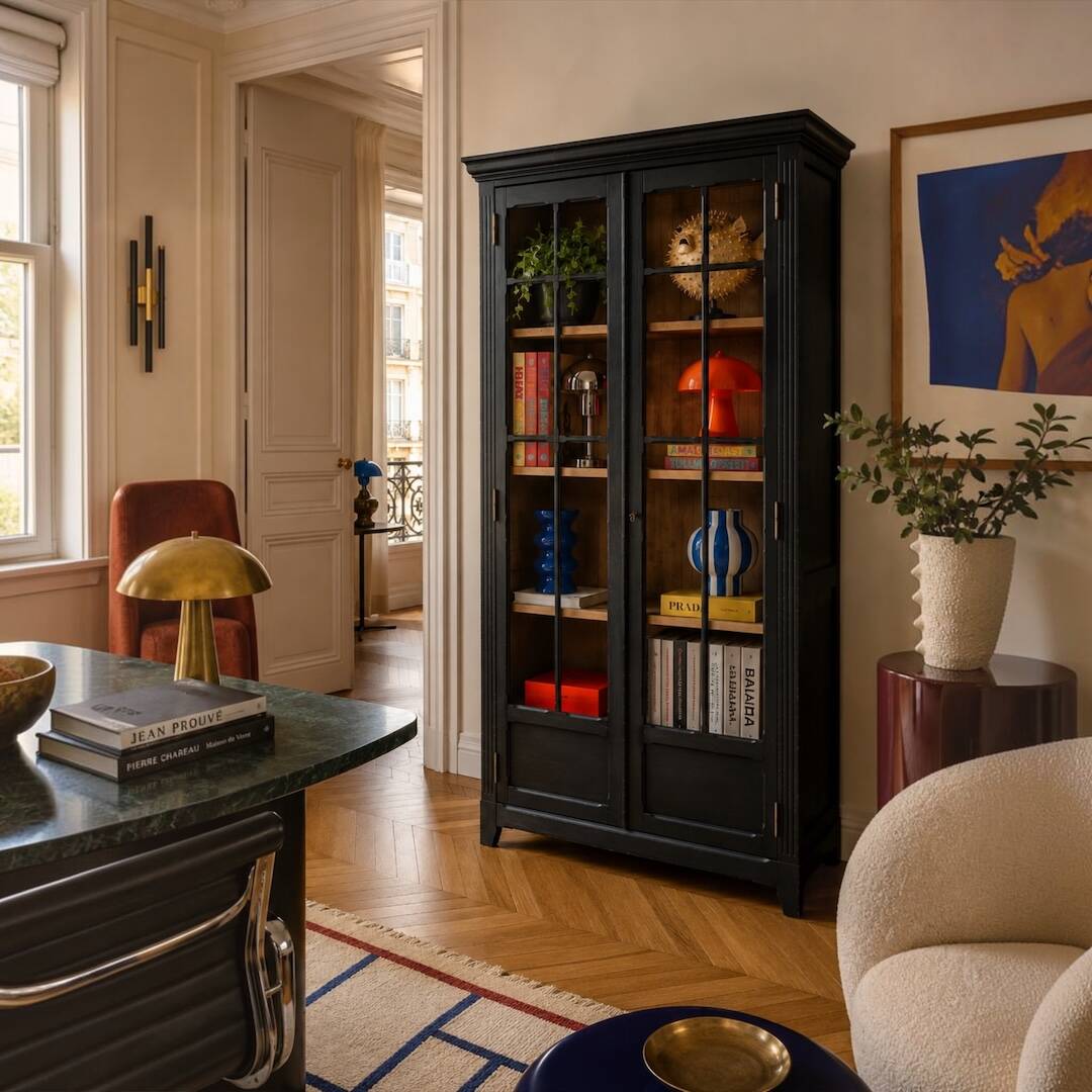 Armoire parisienne noire vitrée rénovée