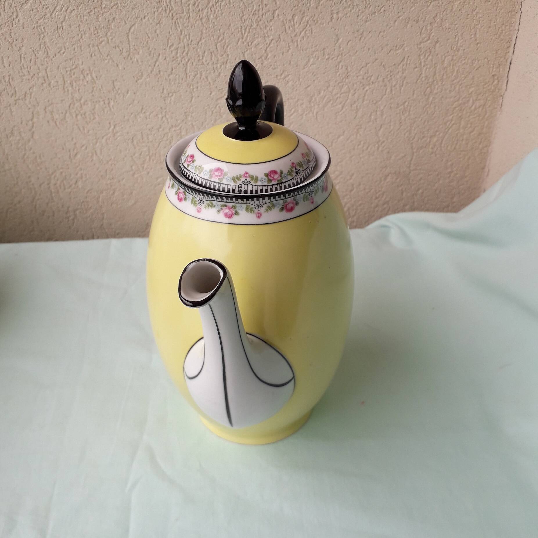 Sugar bowl and milk jug in porcelain