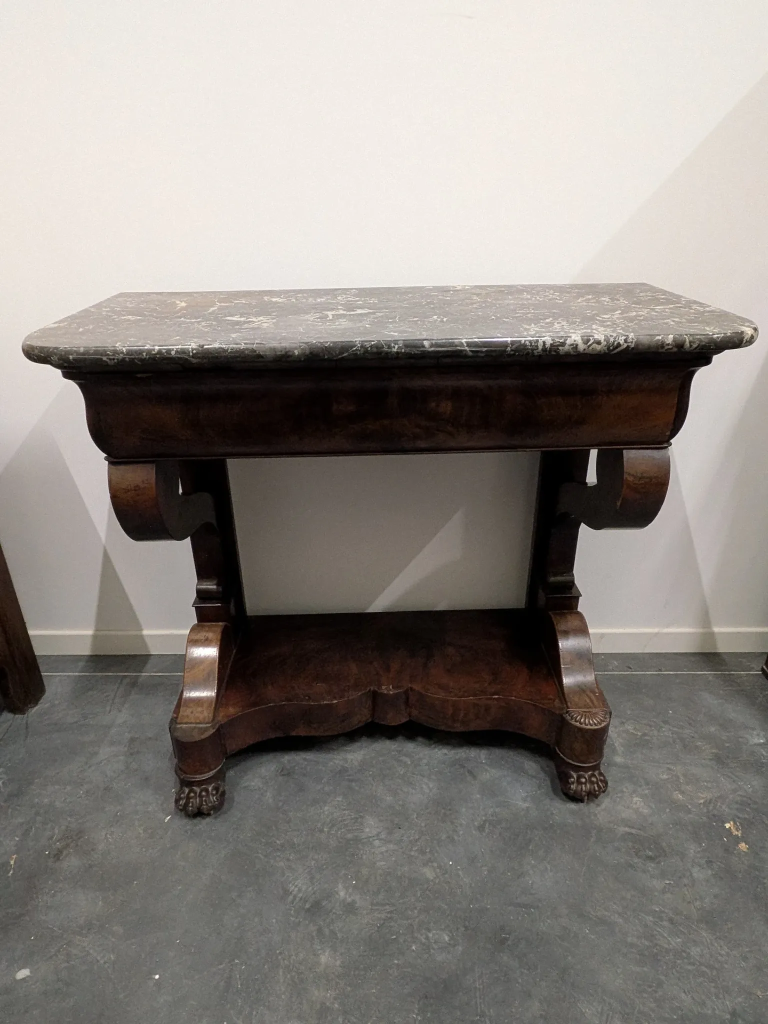 Console restored in flamed mahogany, Sainte-Anne marble, claw feet.