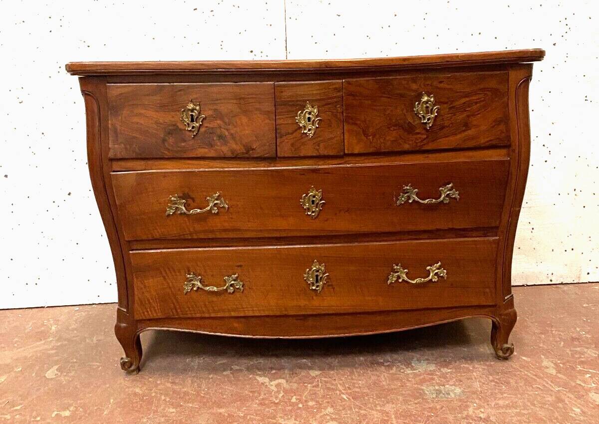 Louis XV curved chest of drawers in solid walnut Period 18th century