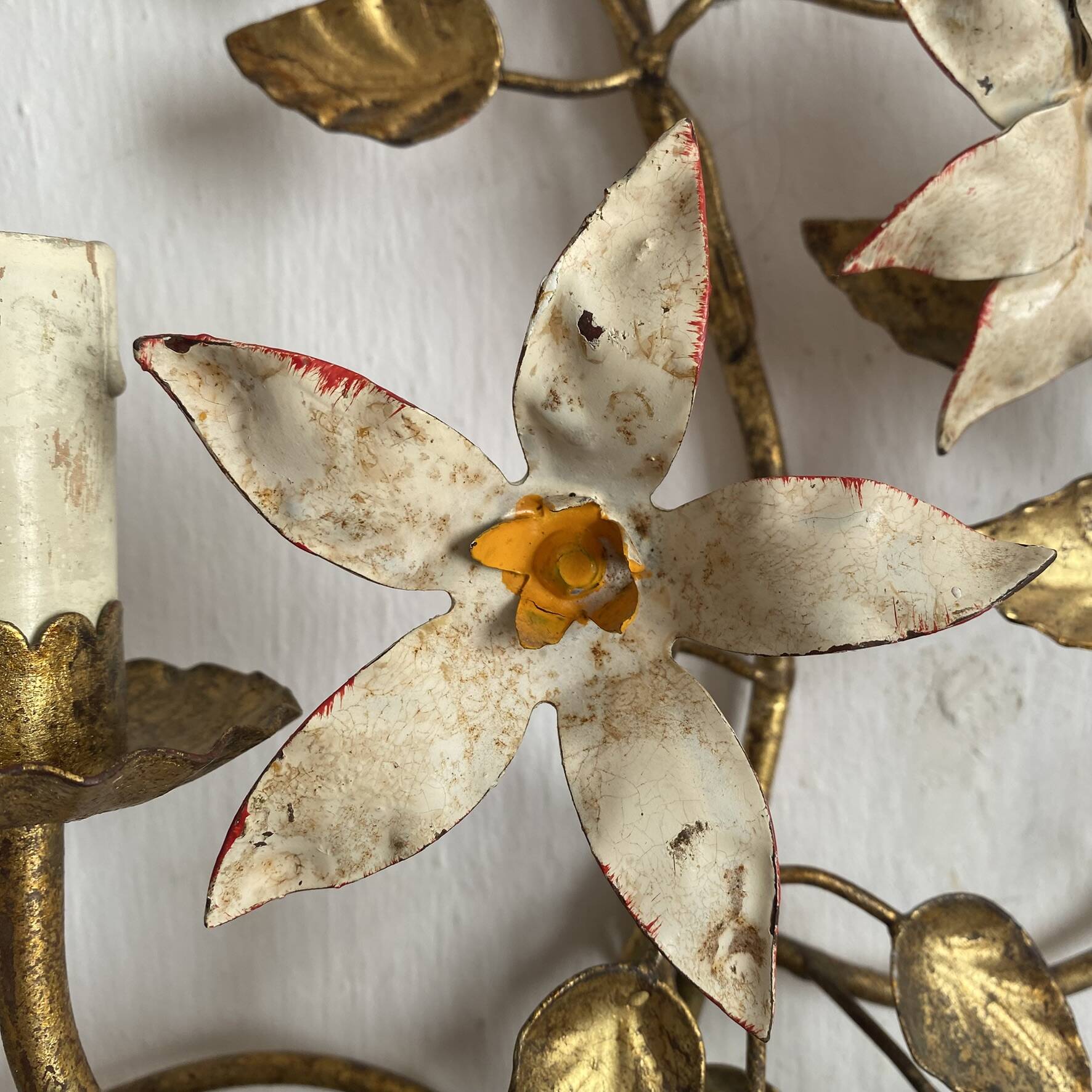 Grande applique fleurs et feuillage en métal doré années 50-60