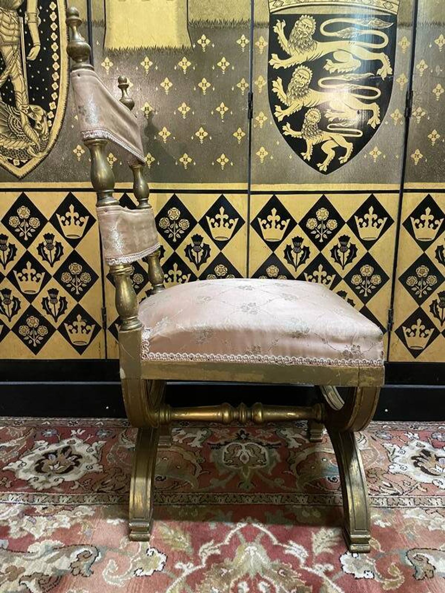 Chaise curule dorée
