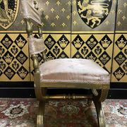 Chaise curule dorée