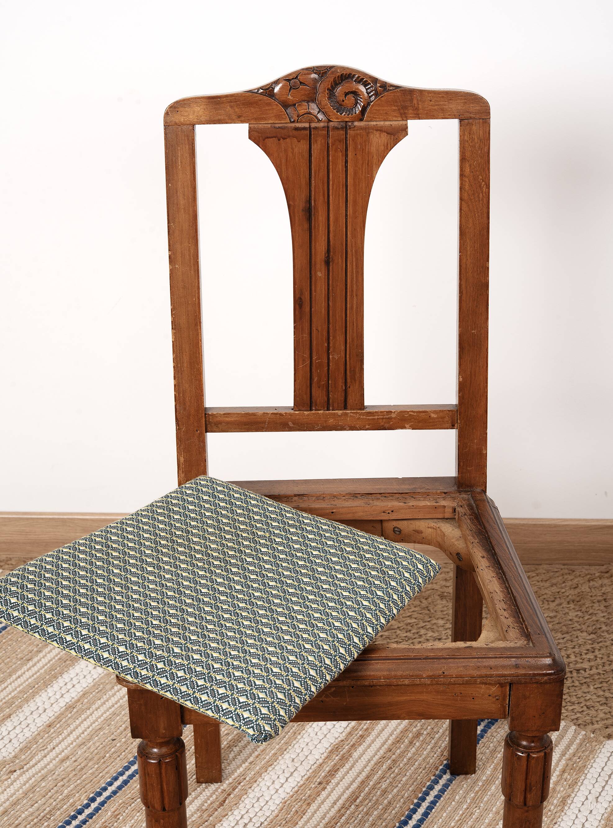 Set of 4 Art Deco chairs in carved wood.