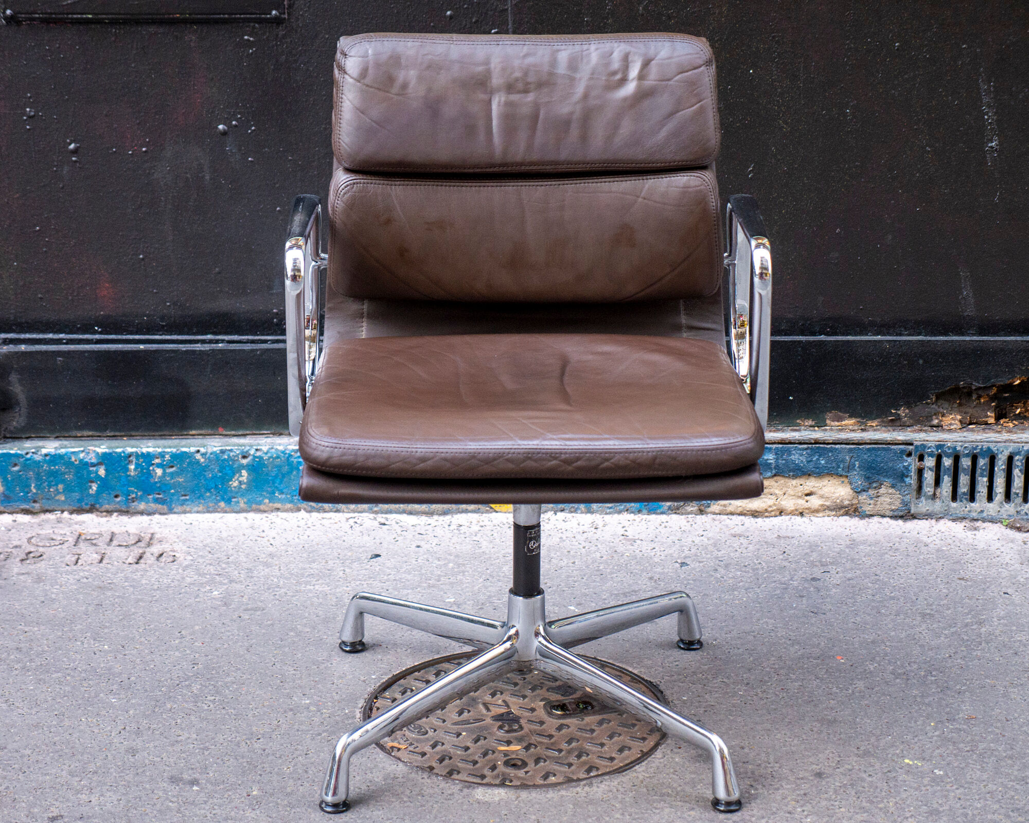 Soft Pad EA 218 brown chair by Charles & Ray Eames édit Herman Miller