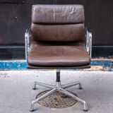 Soft Pad EA 218 brown chair by Charles & Ray Eames édit Herman Miller