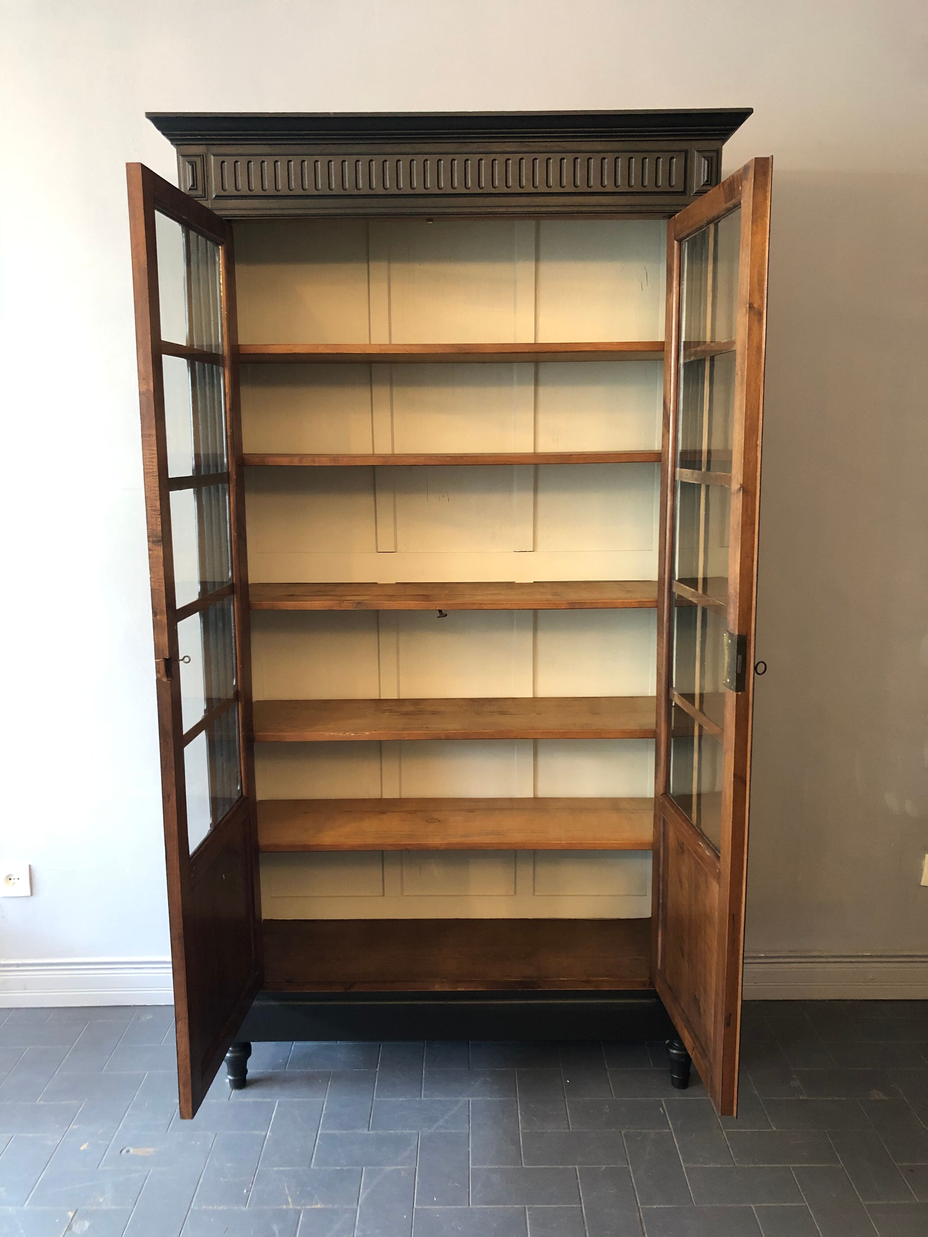 Armoire vitrée ancienne, début XXème