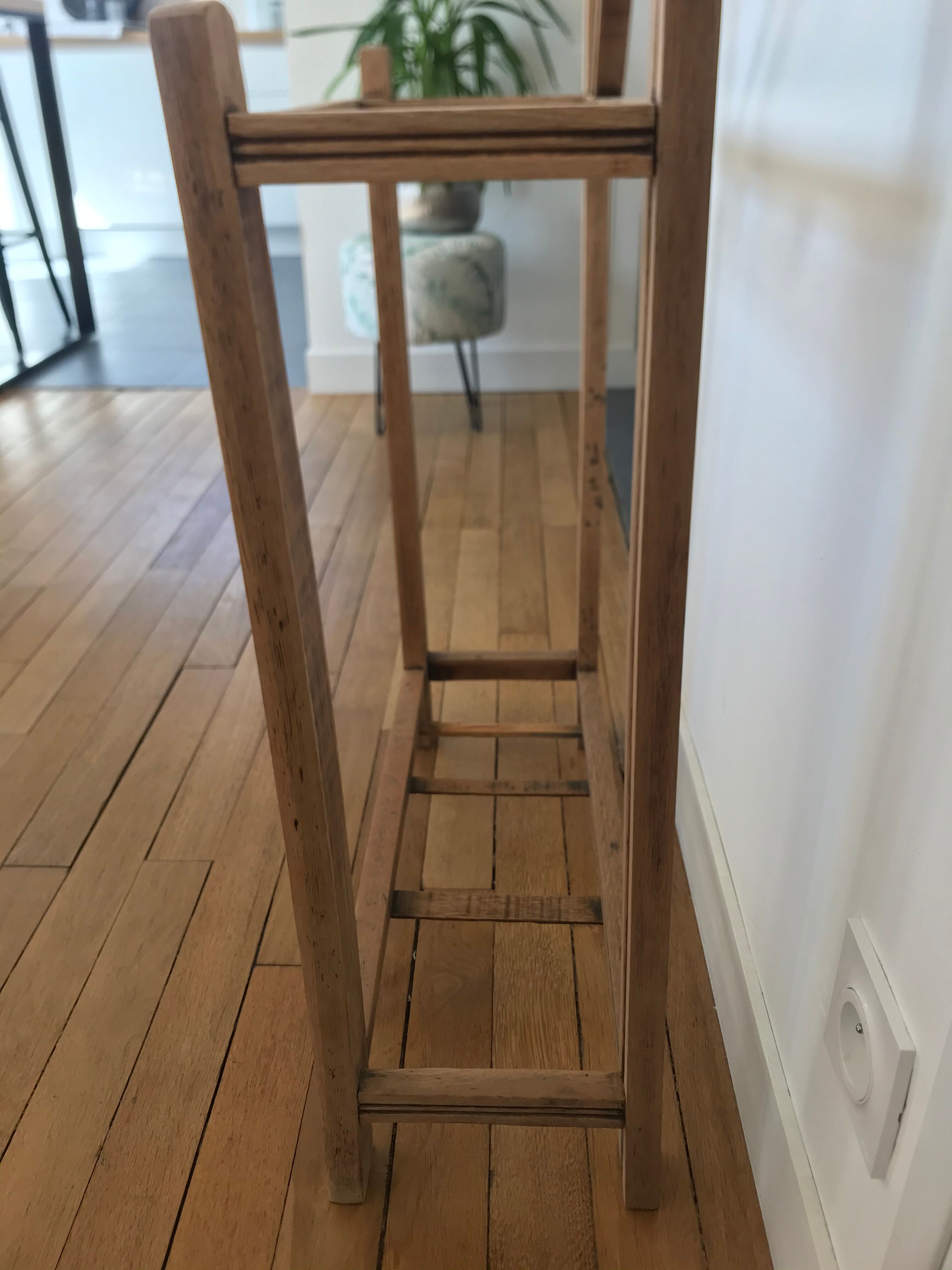 Coat-of-the-table wardrobe