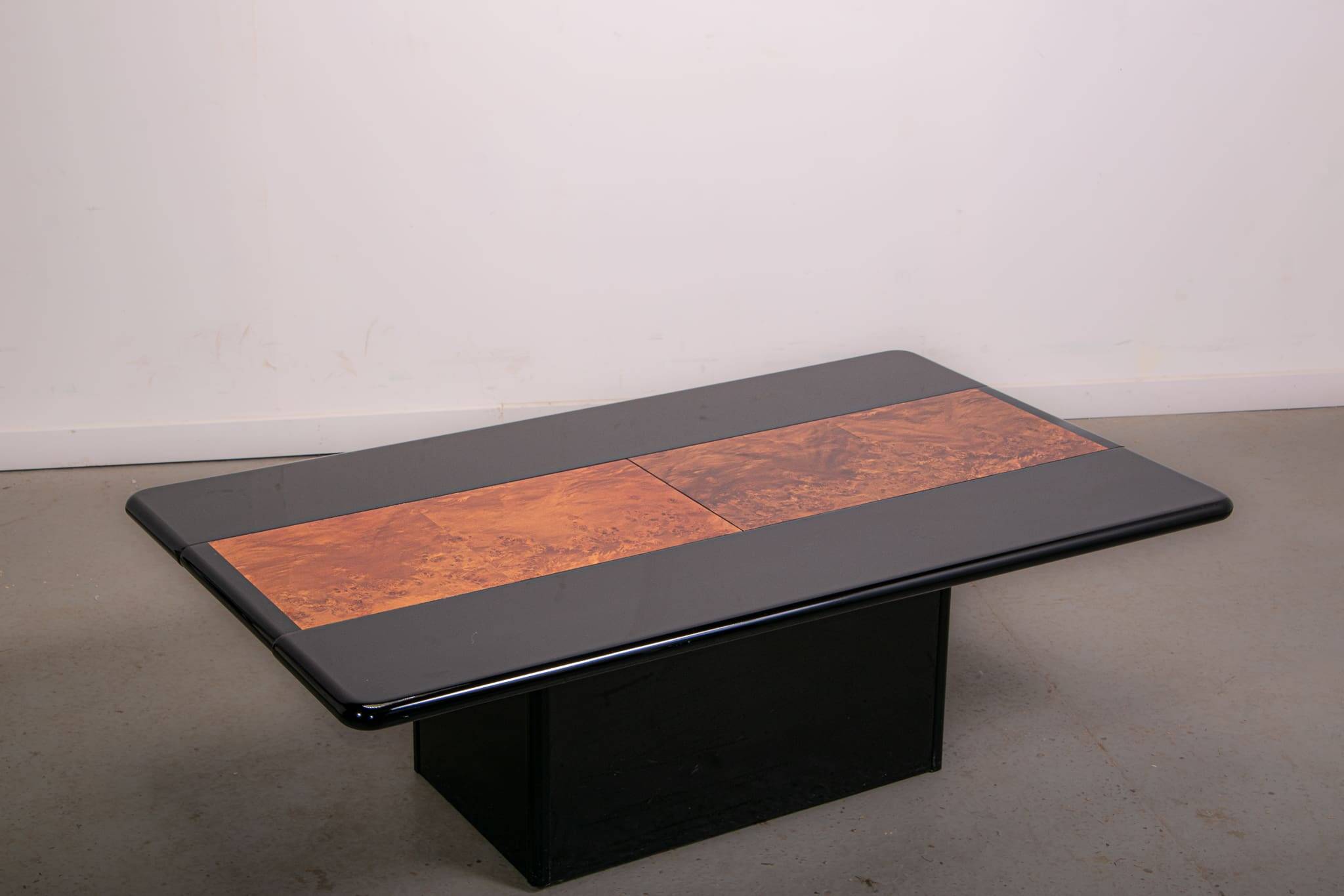 Table basse bar dissimulée, laque brillante et placage en loupe, vers 1980