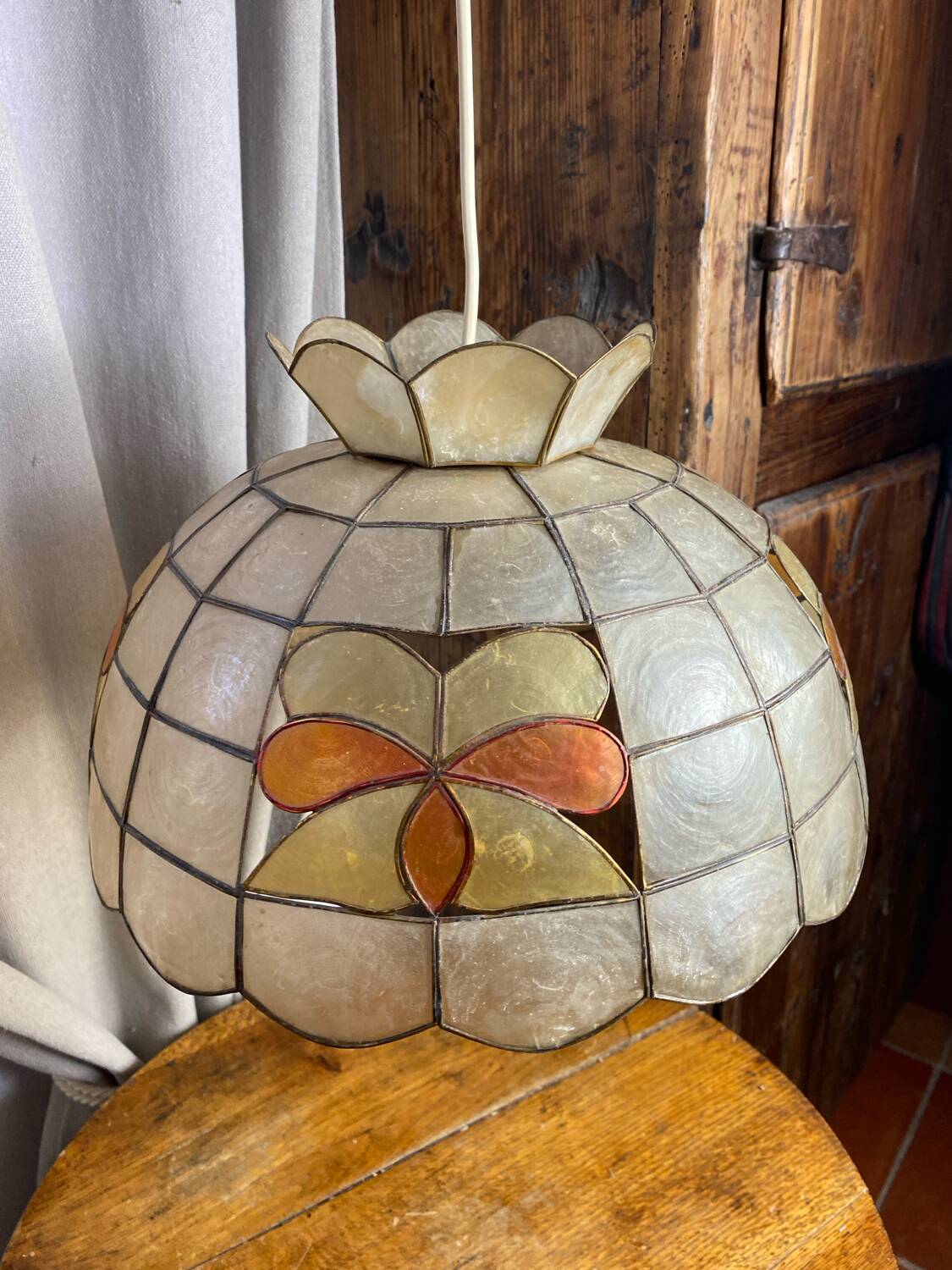 Mother-of-pearl and brass pendant with floral decoration.