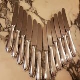 12 couteaux de table en métal argenté brillant 1950