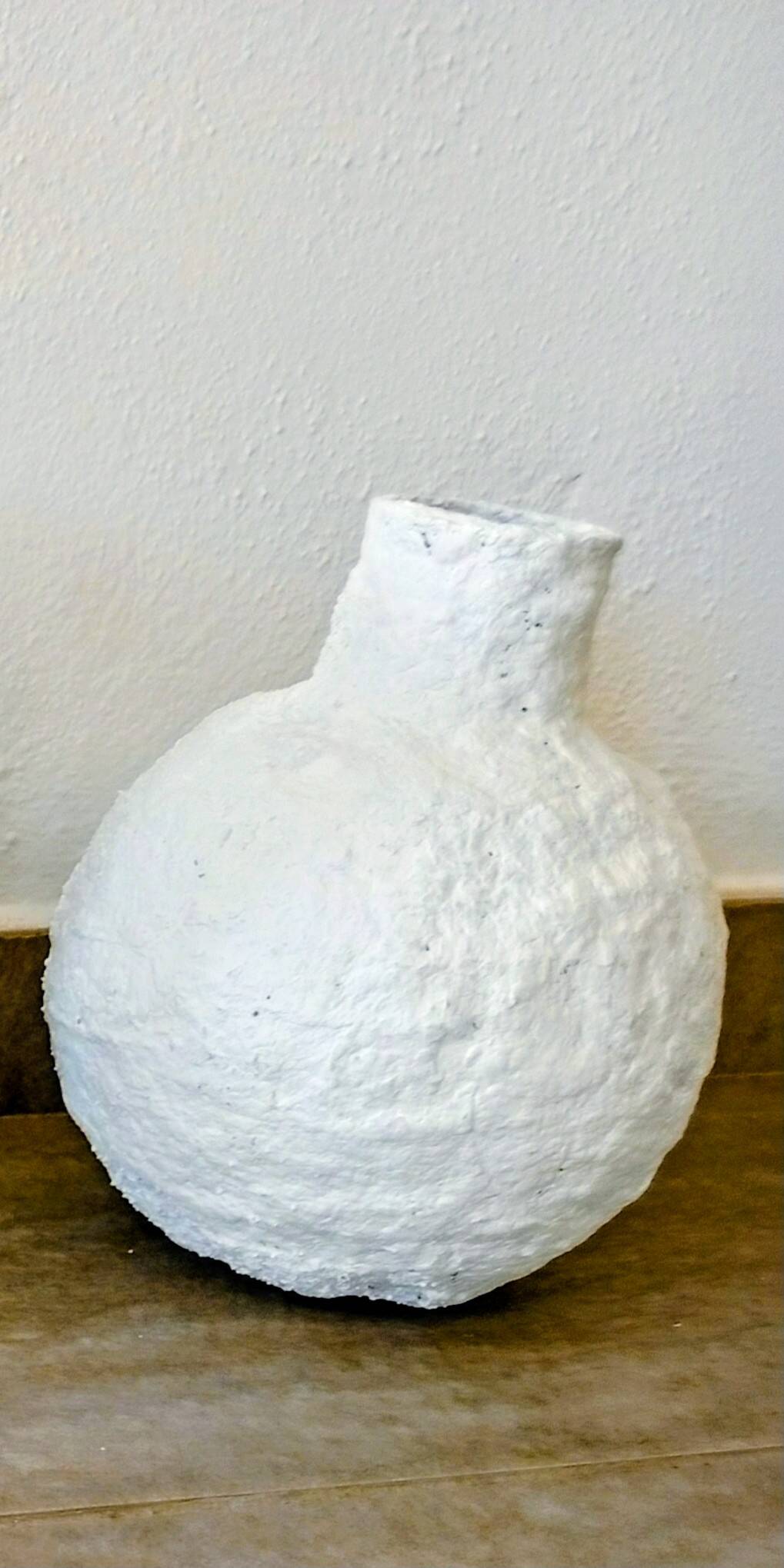 Sculptural vase with a mineral Boho spirit.